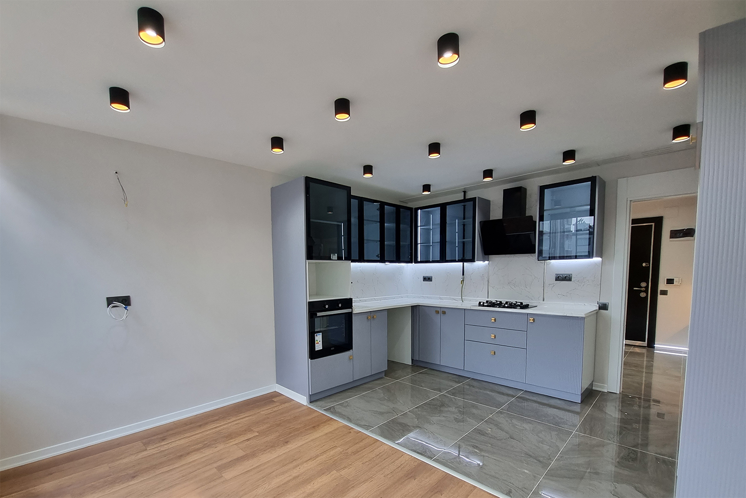 Когда делают весь потолок в спотах, это выглядит кошмаром трипофобаТрипофобия — иррациональный страх или отвращение, вызываемые видом скоплений маленьких отверстий, дырочек или выпуклостей, как, например, в пчелиных сотахи не добавляет интерьеру красоты. © Simontanya / Shutterstock / FOTODOM