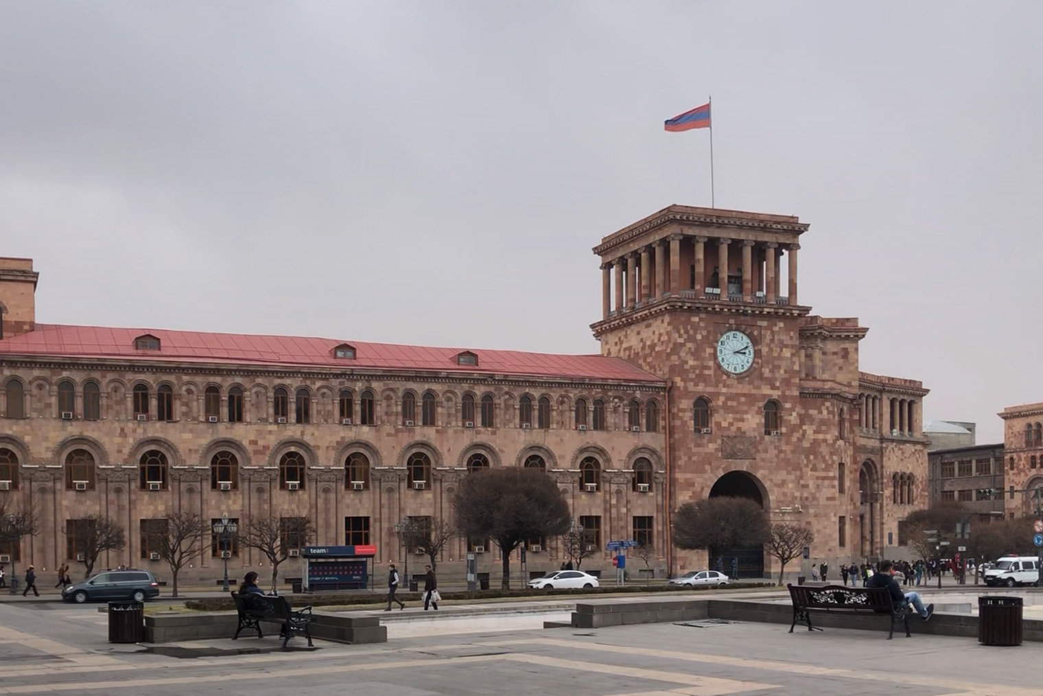 Я ездила подавать документы на визу США в Ереван. Перед подачей было время погулять и посмотреть на достопримечательности центральной площади города. Тогда я еще не подозревала, какие сложности с визой меня ждут