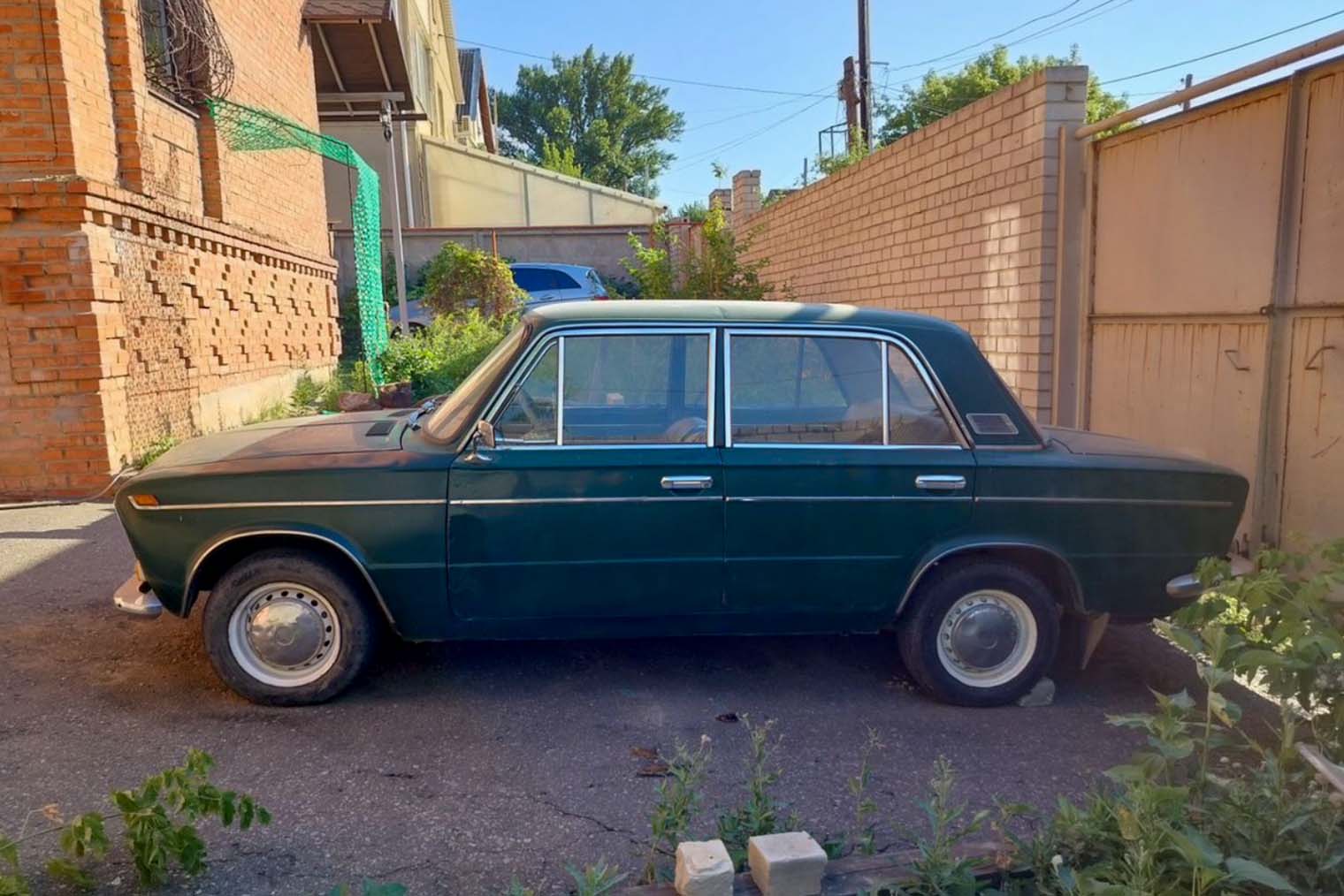 У этого зеленого 2103 уцелело хромированное покрытие деталей кузова, а вот пол проржавел насквозь. © avito.ru