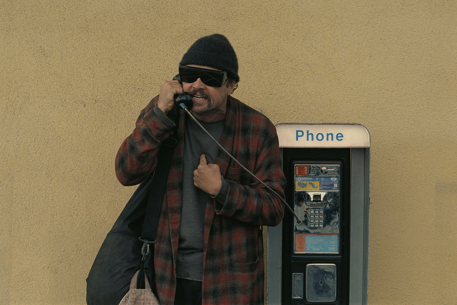 Главный гэг фильма — попытки Боба узнать информацию у товарищей. Поскольку память героя разрушена многолетним употреблением запрещенных веществ, он с трудом вспоминает кодовые слова