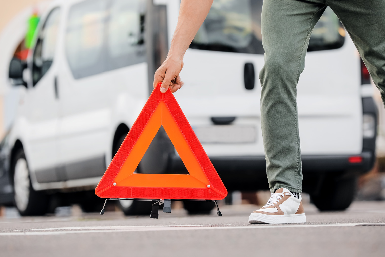 После аварии водитель обязан выставить знак аварийной остановки возле машины. Фотография: Pixel⁠-⁠Shot / Shutterstock