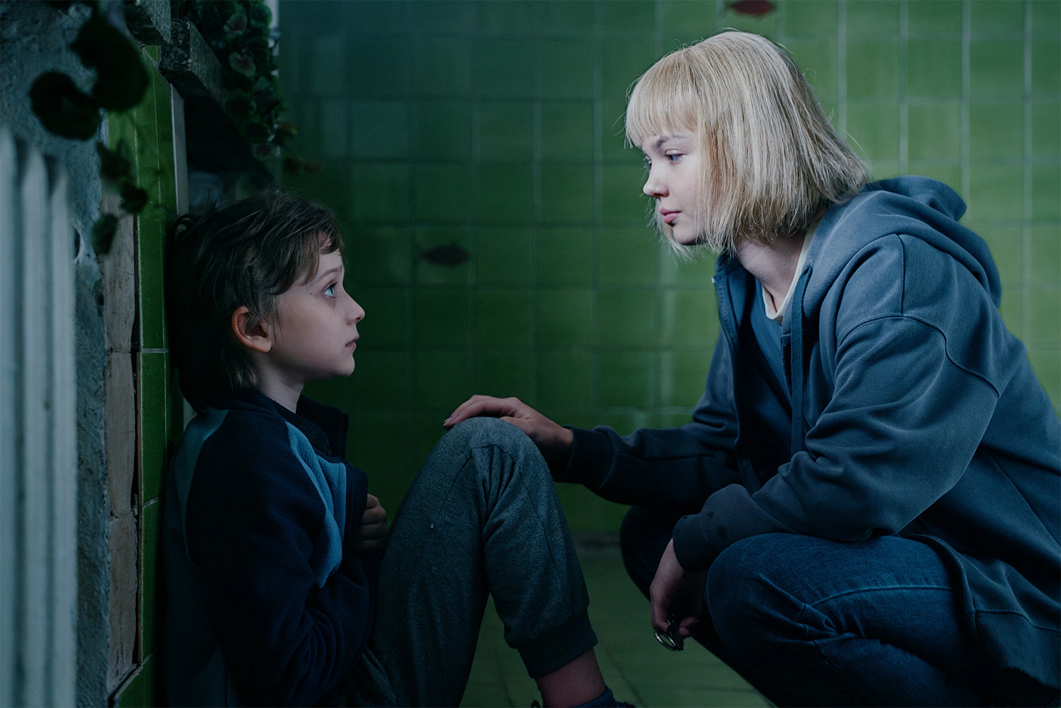 Во флешбэках появляется Костя — мальчик с ментальными проблемами, который сбежал из детдома после удочерения Яны, а затем трагически погиб