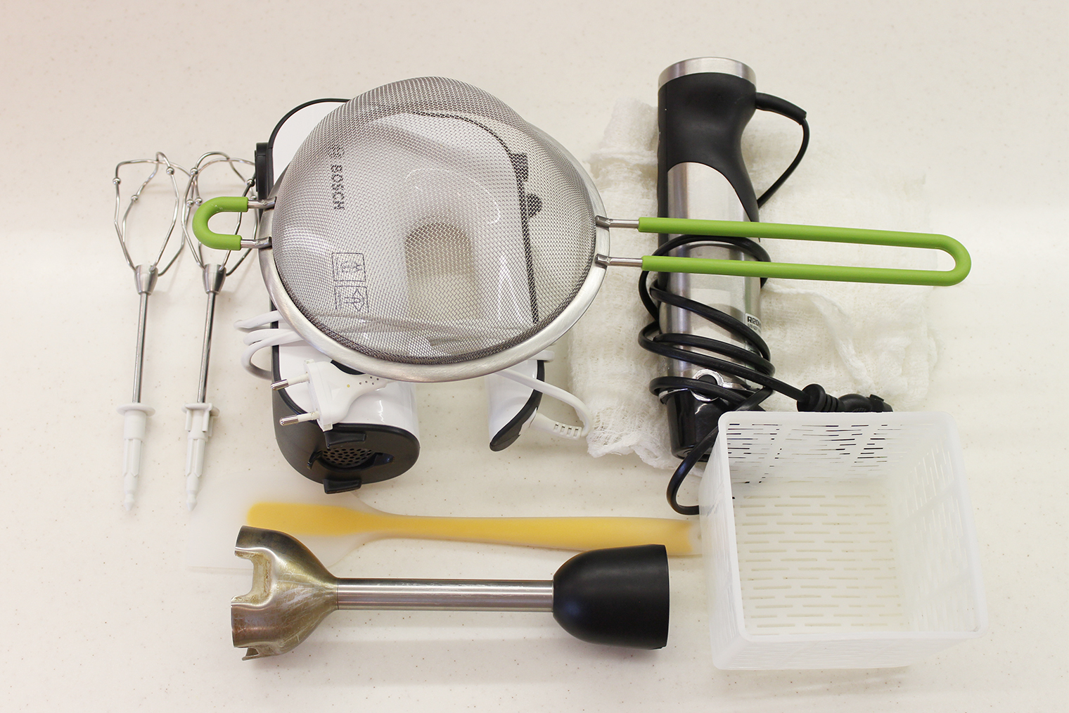 Из инвентаря понадобится погружной блендер и сито, чтобы протереть через него творог. Миксером будем взбивать яйца, но, если его нет, можно обойтись ручным венчиком. В форме для сыра с марлей я делаю пасху