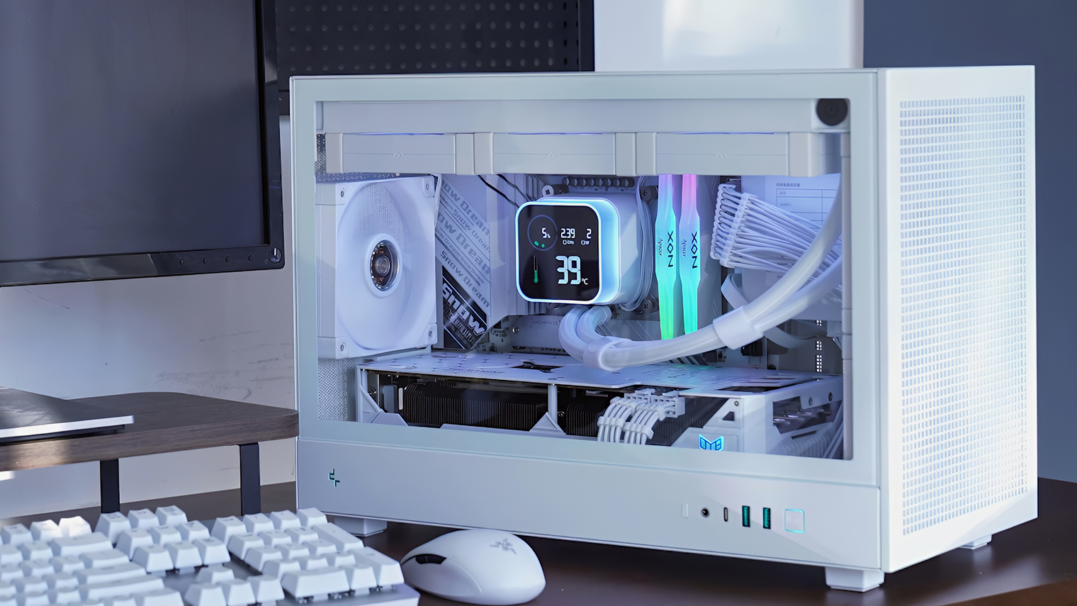 Компактный корпус DeepCool CH260. Его можно запросто спрятать в нише под телевизором. Корпус очень маленький, но сюда поместятся СЖО и мощная видеокарта вплоть до RTX 5090. В DNS такой стоит 5 699 ₽. © deepcool.com