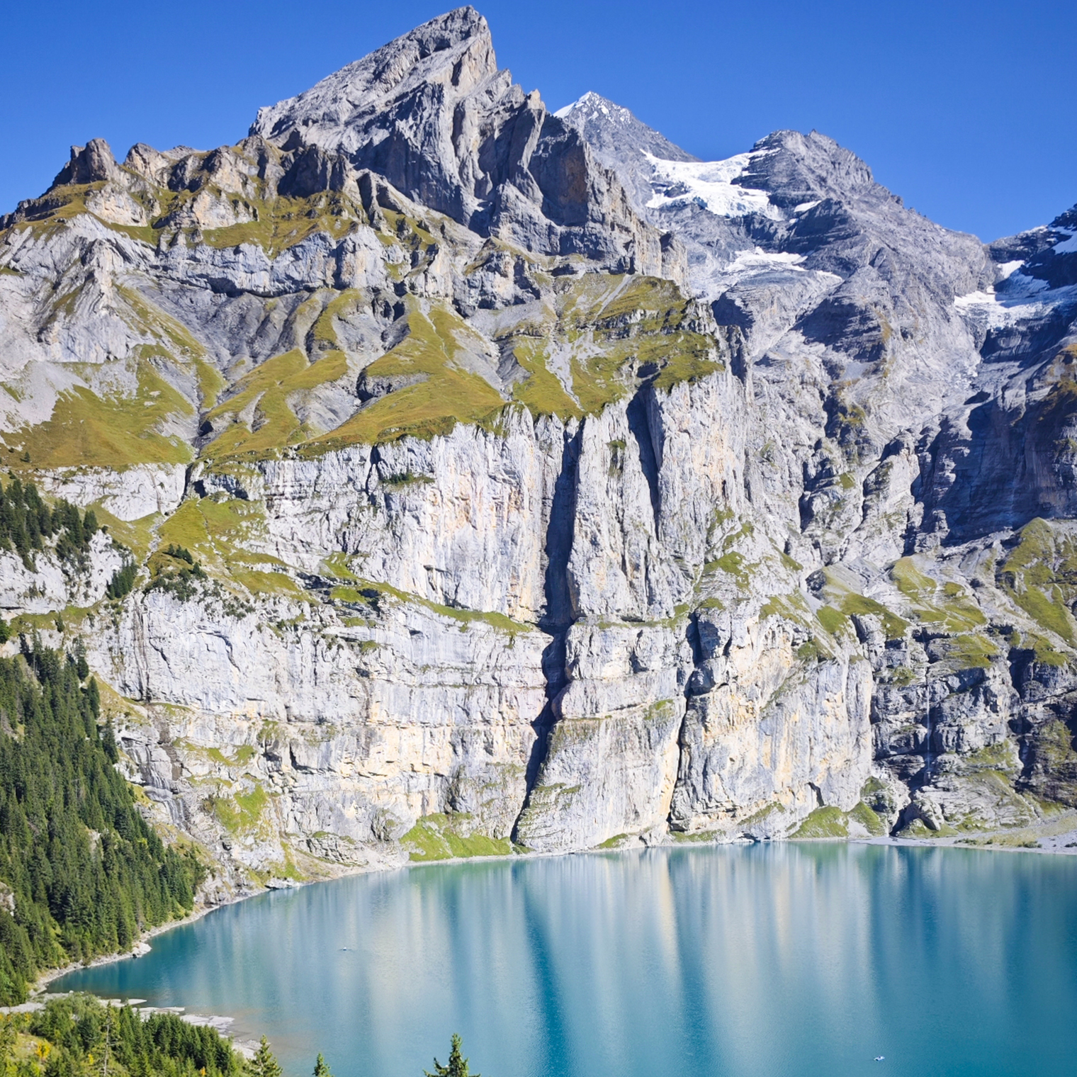 Эшинен-Зе — высокогорное альпийское озеро, спрятанное в каменной чаше Бернских Альп на высоте 1 578 метров