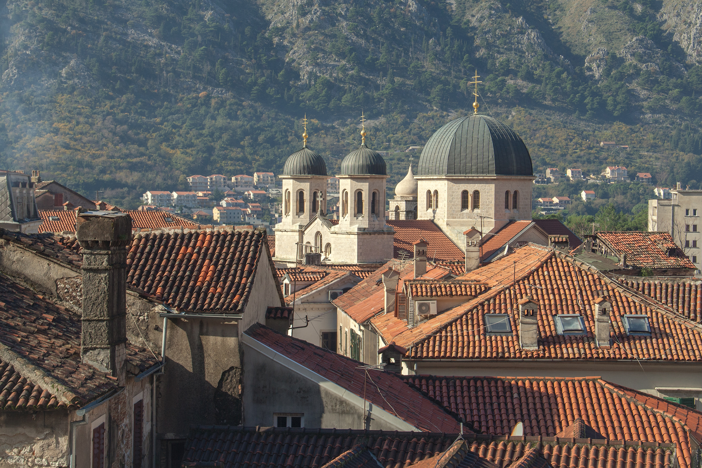 Город Котор. Не терпелось посмотреть на него сверху. Начала подъем, и сразу открылся вид на православную церковь Святого Николая