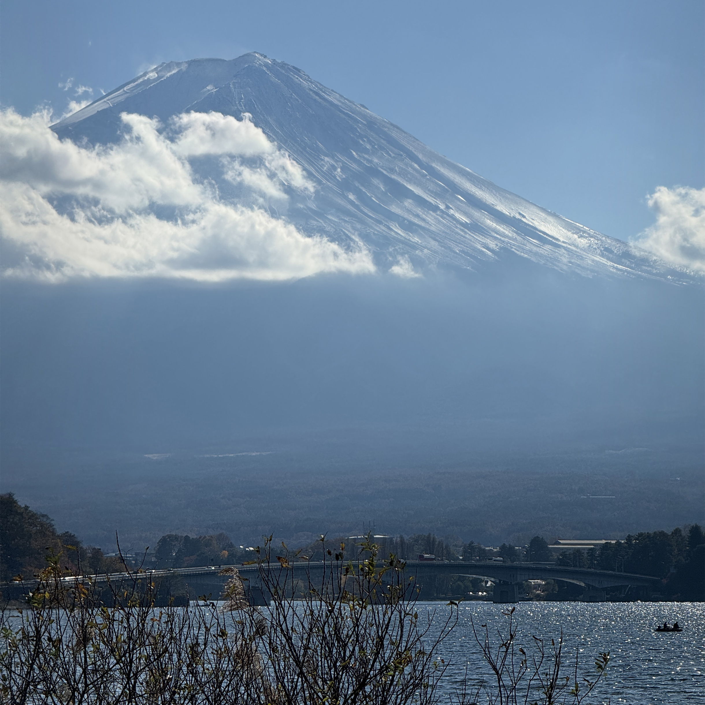 На Фудзи мы ездили небольшой экскурсионной группой. Сначала было пасмурно и гору не было видно. Ближе к полудню распогодилось, но облака остались