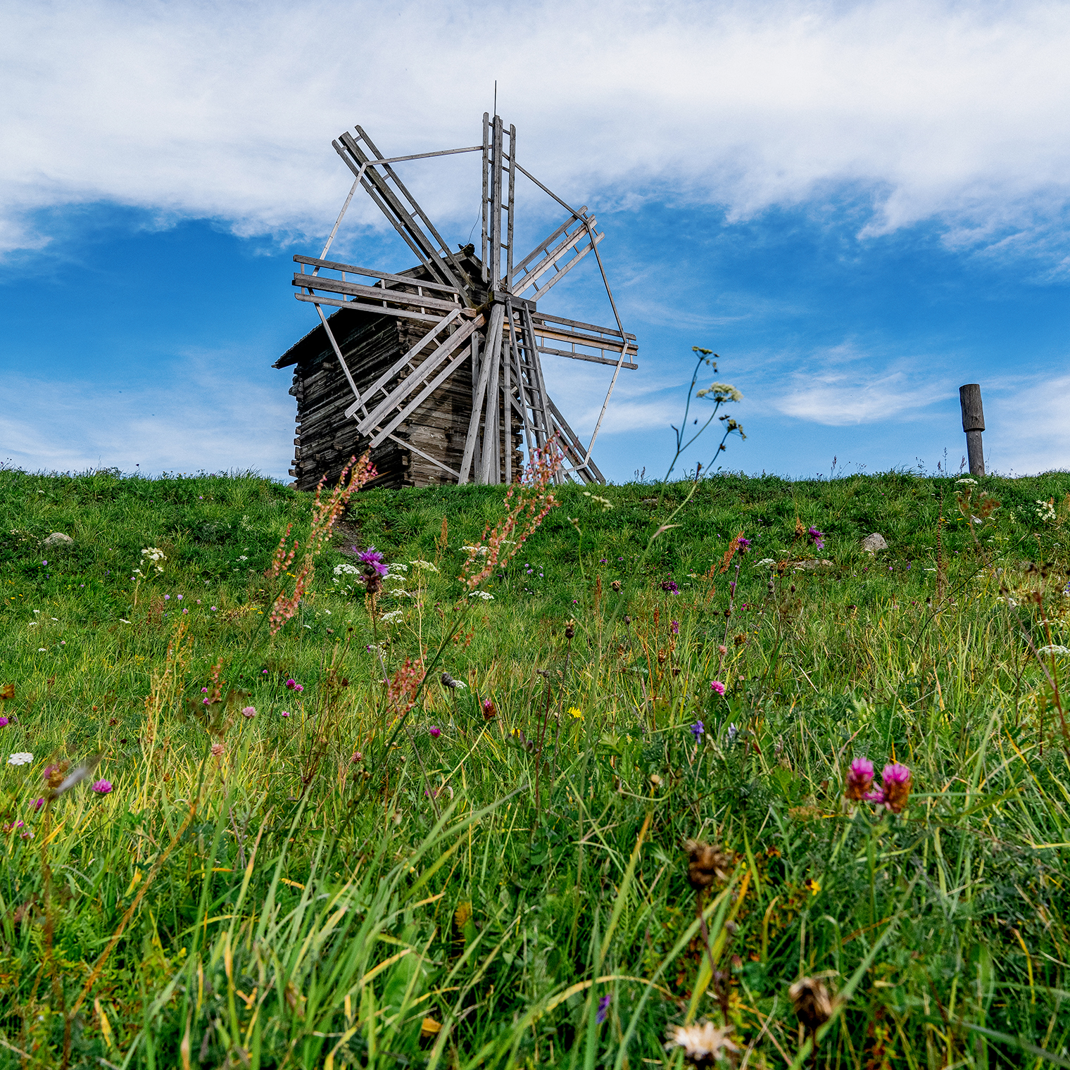 Из всех локаций Карелии, которые посетили в этой поездке, больше всего запомнился остров Кижи. Место с особенной энергетикой и субъективным течением времени. Добрались туда из Петрозаводска на «Метеоре» и быстро откололись от своей туристической группы, потому что я долго застревал на одном месте с камерой в руках