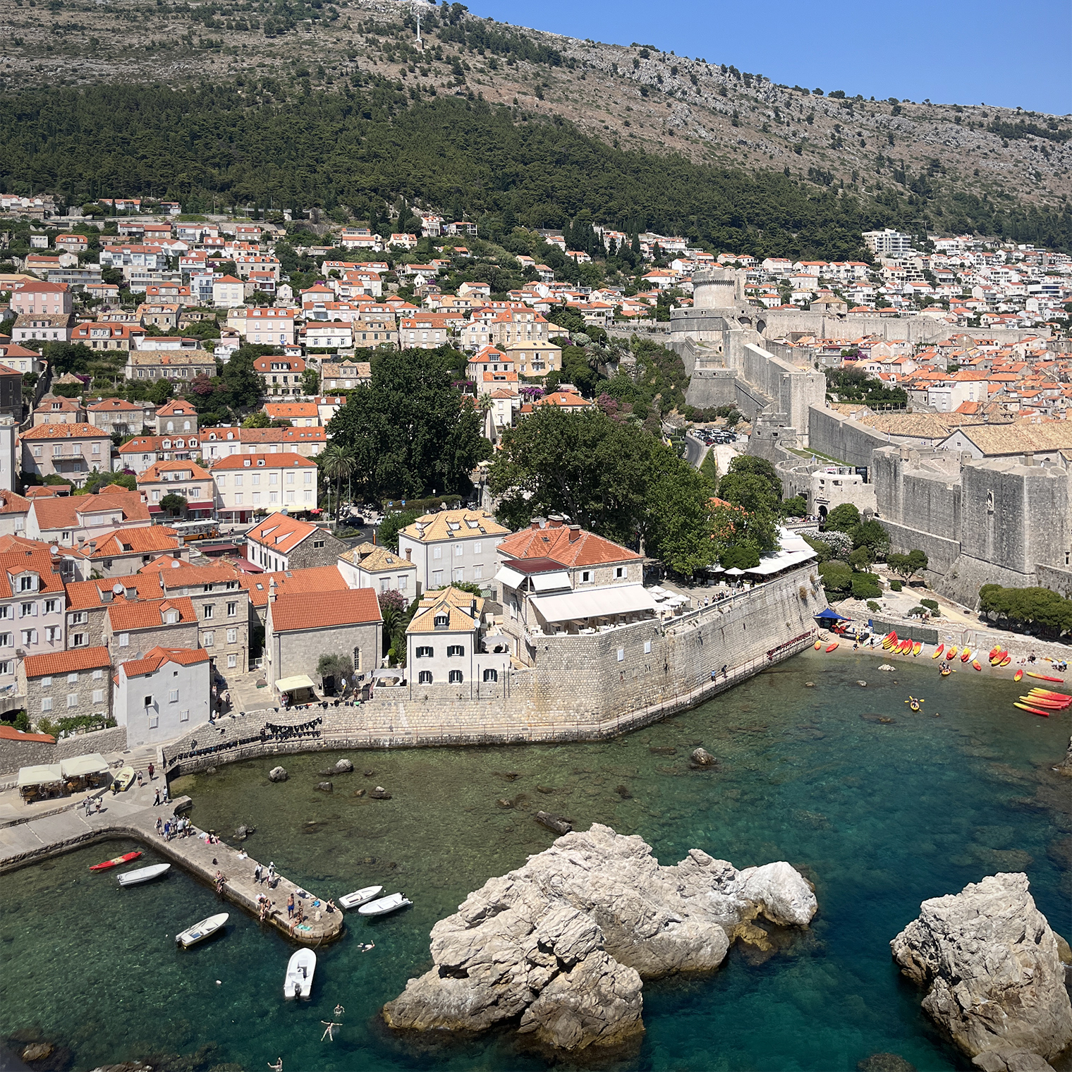 Невероятный вид на Старый город открывается с крепости Ловриенац, расположенной на высоте 37 метров над уровнем моря. Не все туристы добираются до этой достопримечательности, поэтому здесь можно полюбоваться Дубровником и Адриатическим морем в спокойной обстановке