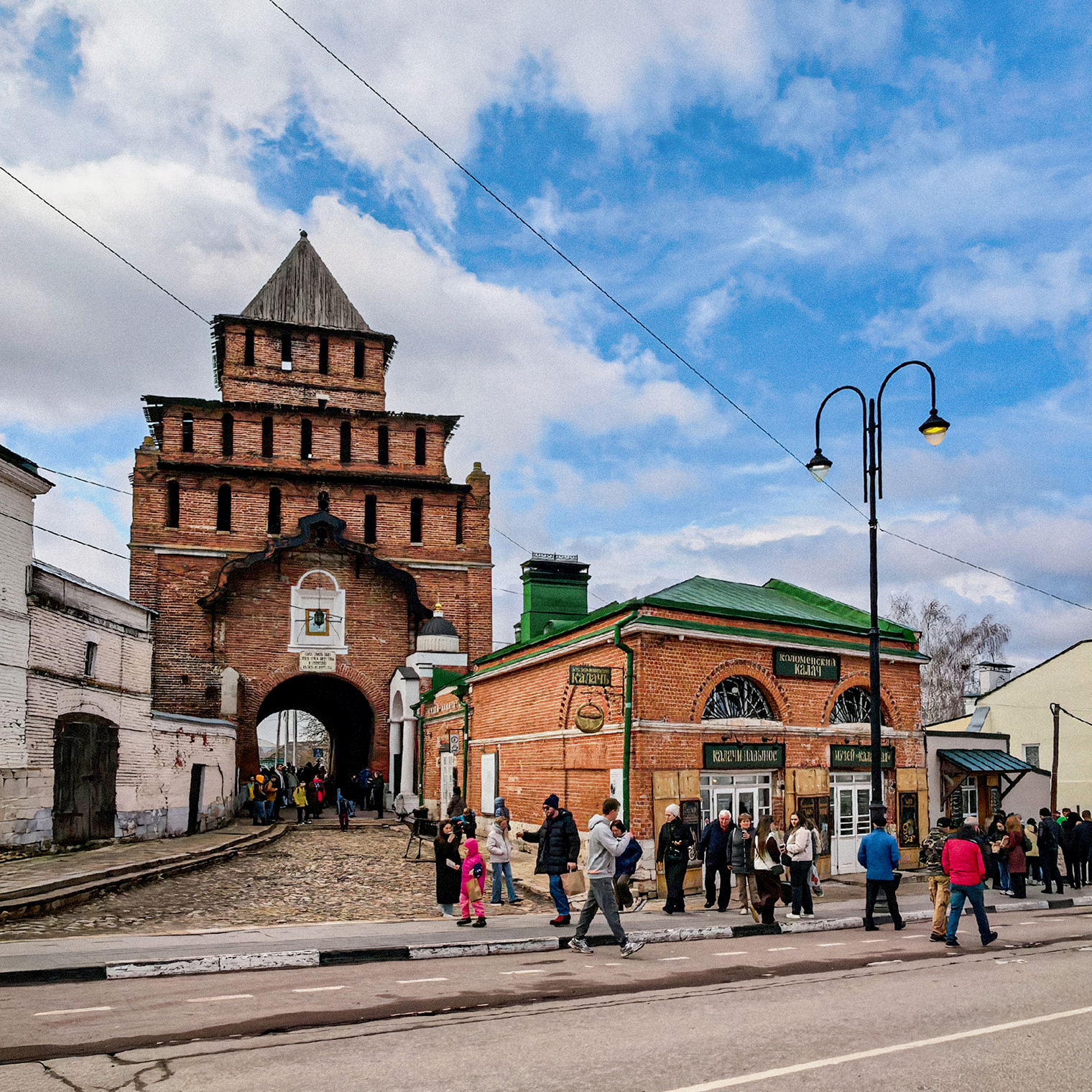Именно в Коломне в 14 веке Дмитрий Донской собирал войско для Куликовской битвы, а в 15 веке здесь построили кремль. Парадный вход — Пятницкие ворота с единственной сохранившейся до наших дней проездной башней