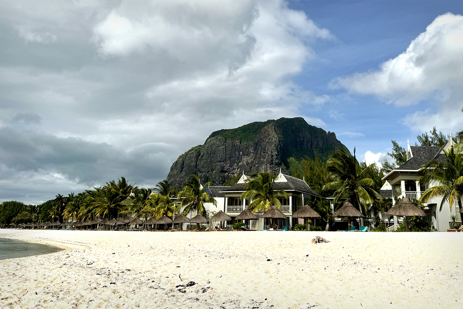 Пожалуй, самое райское и инстаграмное* место на острове — пляж отеля «Марриотт»