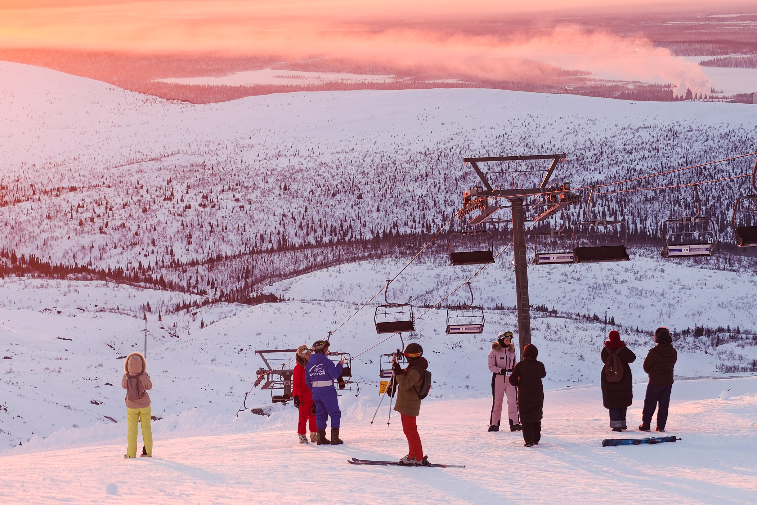 Световой день в январе длился не более трех часов: рассвет наступал около 11:30, закат — в 14:30. Можно было встретить оба эти явления на горе