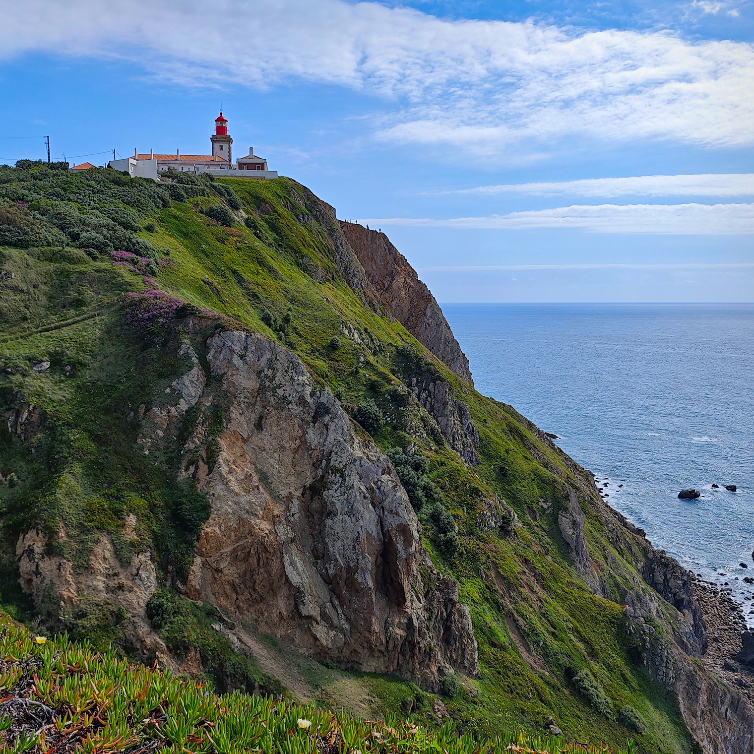 Мыс Рока, или Cabo da Roca на португальском. Обычно туристы толпятся на мысе и мало кто идет дальше, хотя именно там самые головокружительные виды