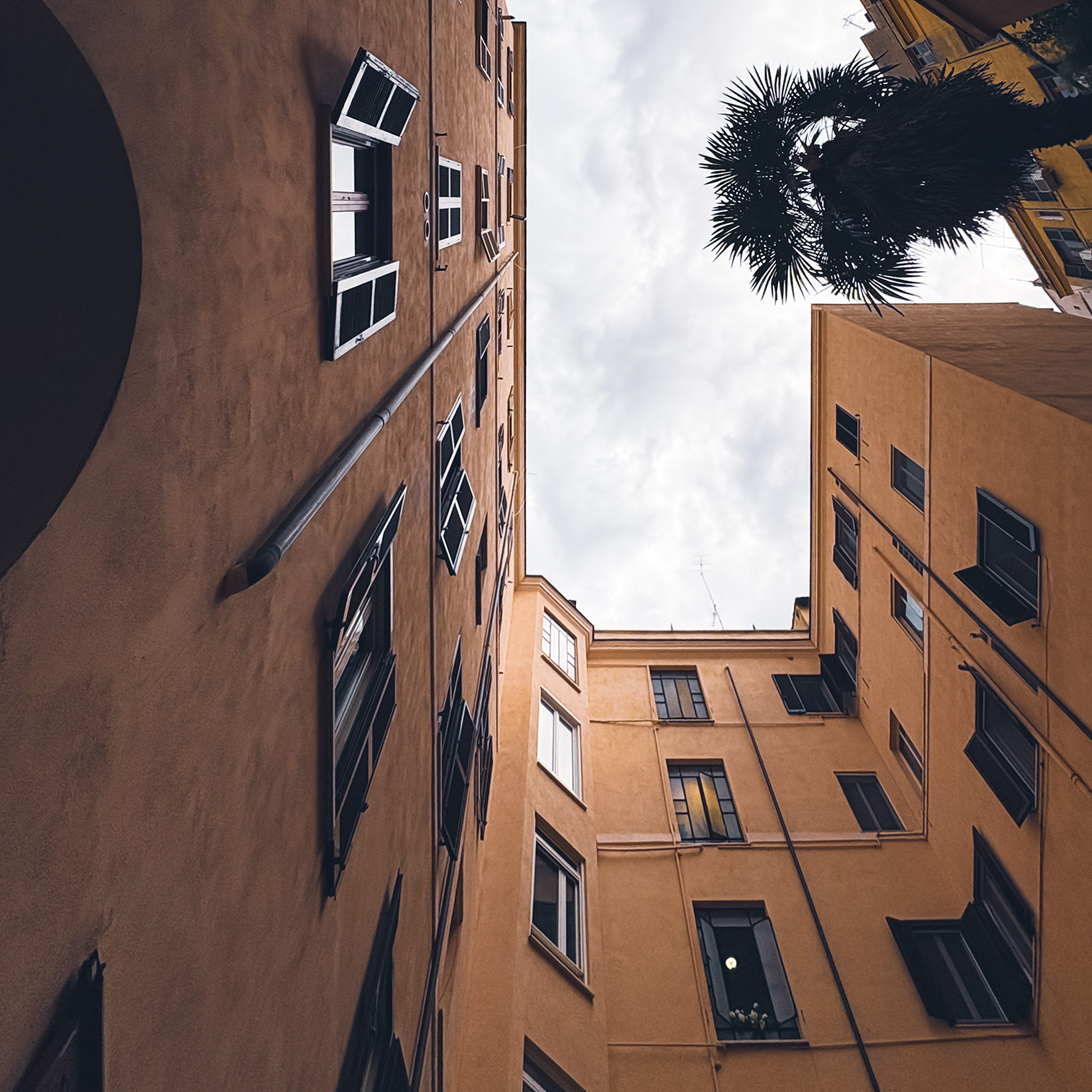 Мы сняли квартиру в доме с питерским вайбом: двор-колодец, огромная парадная. Место было славное, соседи приятные. Жаль только, что сама квартира разочаровала. Подробнее о нашем опыте аренды написала в статье «„Самое дорогое жилье было в Милане“: как мы бронировали квартиры в Италии»