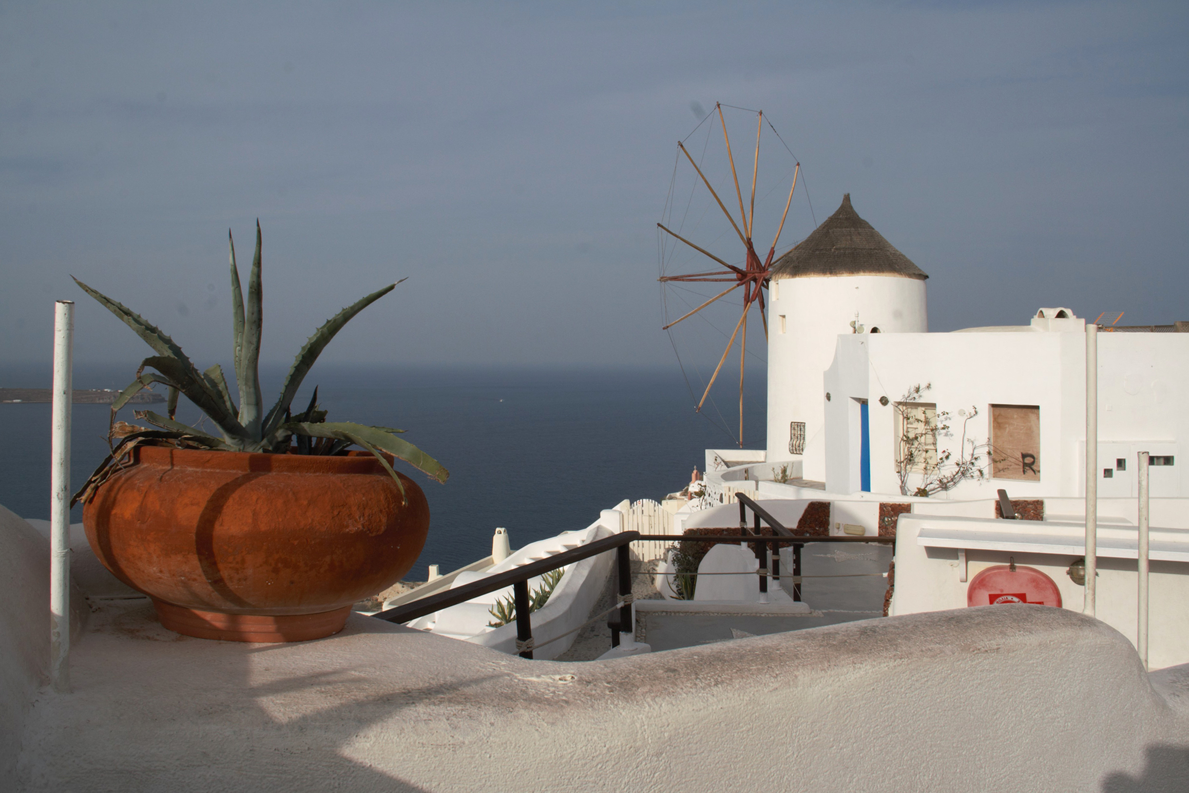 На первые две ночи мы остановились в ИеИя, также Ойя или Оя, — городок на севере острова Санторини. В трех минутах ходьбы от наших апартаментов находились ветряные мельницы