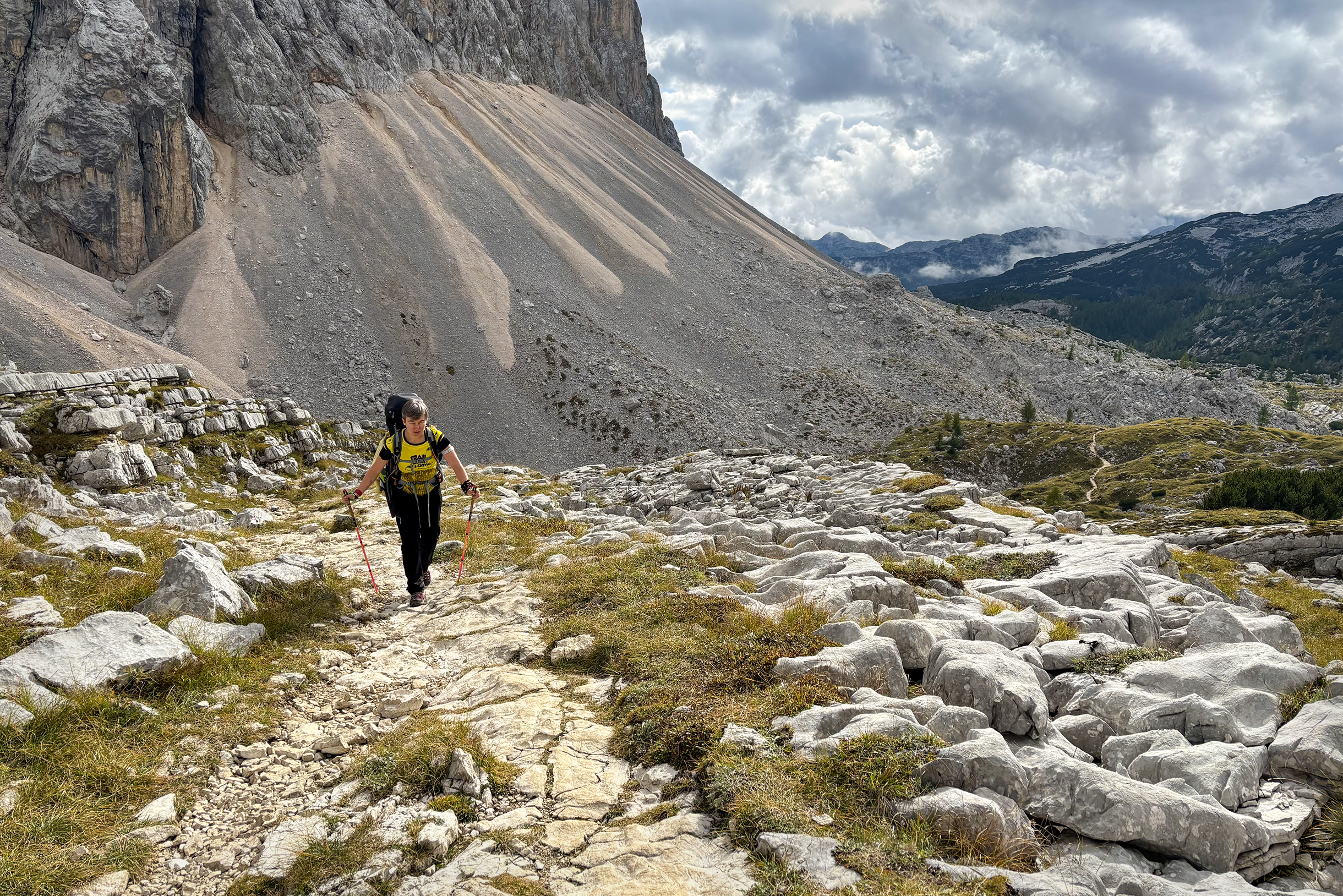 Все три дня ходила с трекинговыми палками — очень помогли