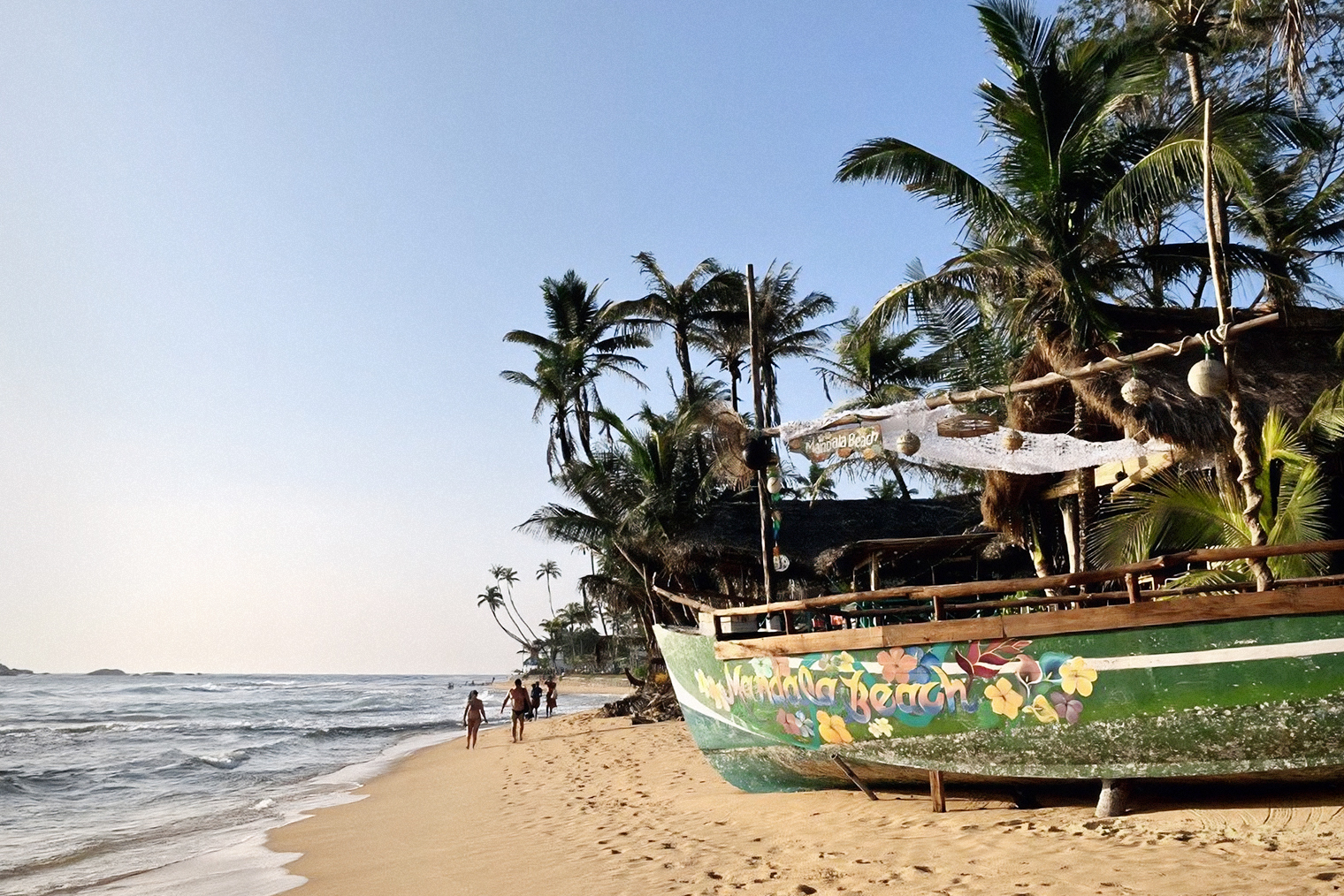 Наши новогодние каникулы начались с Хиккадувы. Одна из достопримечательностей города — пляж, на котором можно наблюдать за выпуском новорожденных черепашат в океан