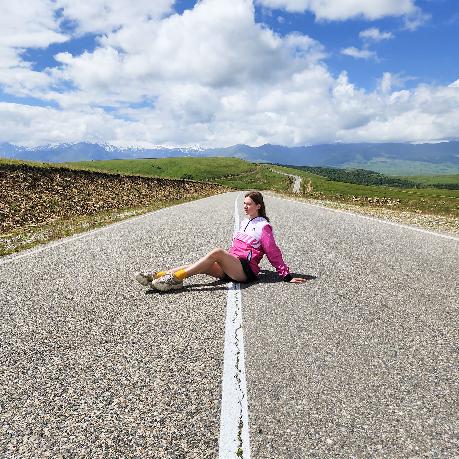 Дорога в Джилы-Су в Кабардино-Балкарии. Наш гид сказал, что она самая фотогеничная в России. Здесь была одна из первых остановок, мы сделали несколько снимков, полюбовались видами и двинулись дальше. Кстати, чтобы снять этот кадр, пришлось постараться. Желающих сфотографироваться было много, а еще, разумеется, ездили машины. Поэтому, если решитесь повторить этот опыт, будьте аккуратнее
