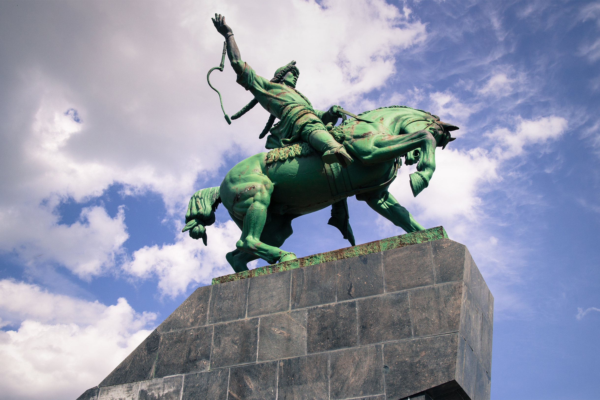 Памятник Салавату Юлаеву, наверное, самая попсовая точка города. Пройти мимо никак не возможно. Выглядит действительно монументально и детально проработан. Только когда увидишь это воочию, начинаешь понимать, почему автор скульптуры работал над проектом 20 лет