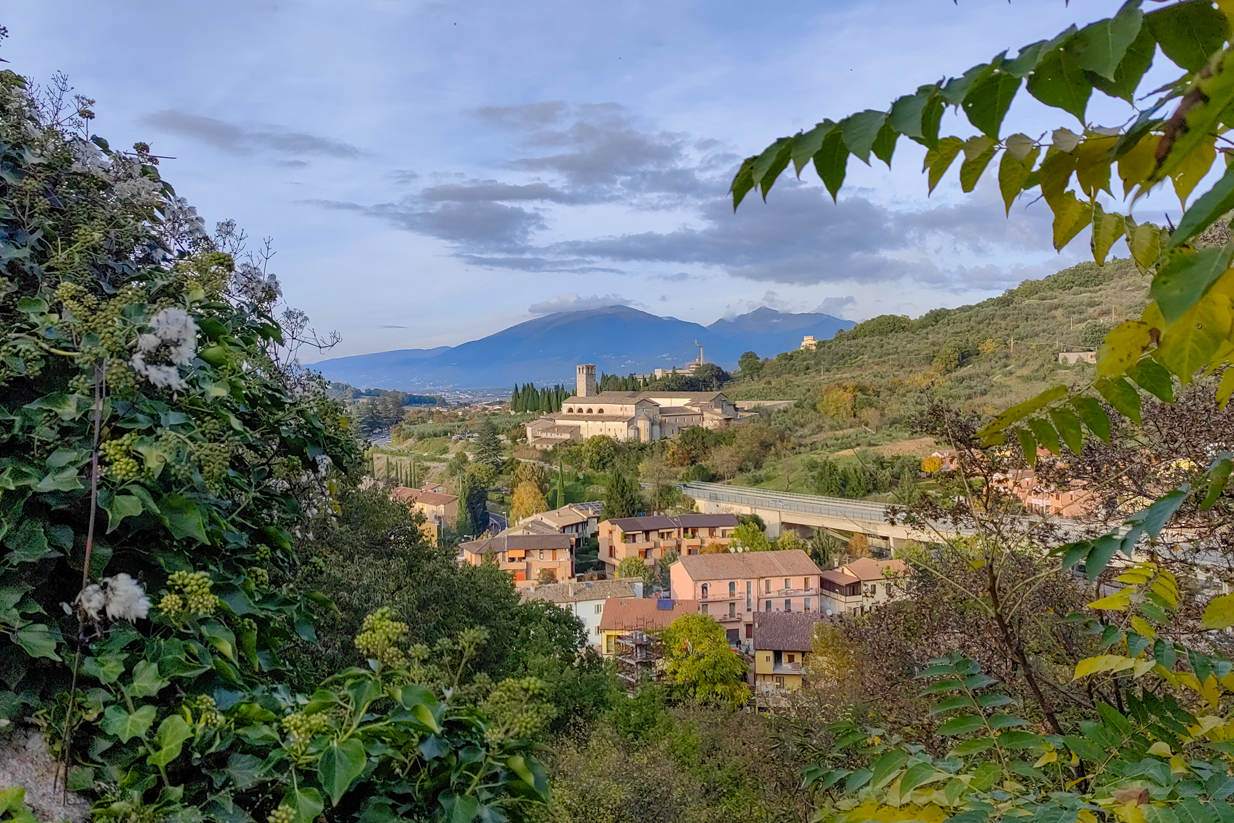 Почти все города, кроме Фолиньо, расположены на холмах, с их высоты открывались великолепные осенние пейзажи. Это вид при подъеме к центру Сполето