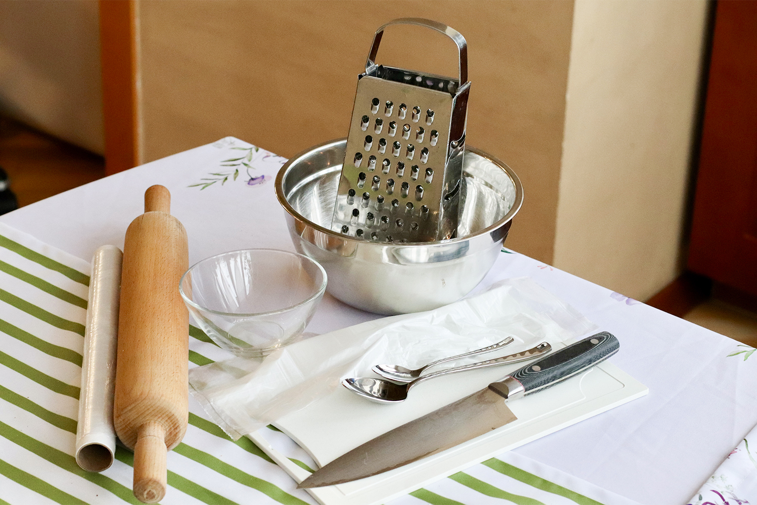 Из инвентаря понадобится мелкая терка, миски, пищевая пленка. Отбивать редис будем скалкой — если ее нет, можно использовать тяжелую сковороду