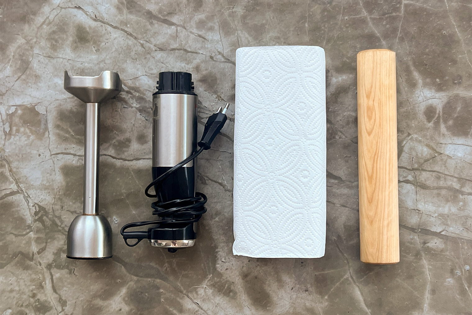 Из инвентаря понадобится скалка, бумажные полотенца и погружной блендер. Но если утвари нет, расскажу как обойтись без нее