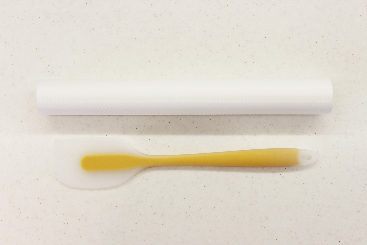 Из инвентаря понадобится бумага для выпечки и лопатка