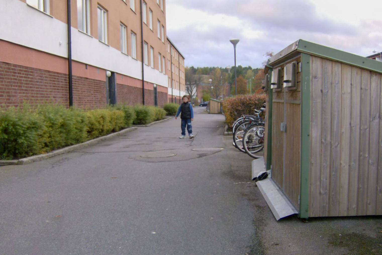 В этом доме была наша первая квартира в Швеции. На переднем плане справа задекорированы мусорные баки