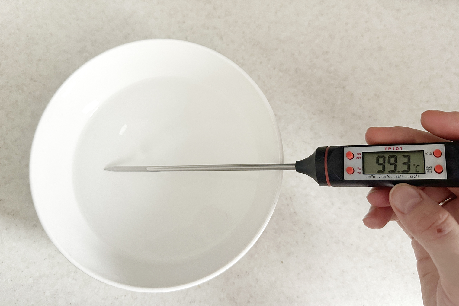 Шаг 1. Воду вскипятите в чайнике и налейте в миску. Добавьте соль и уксус, перемешайте