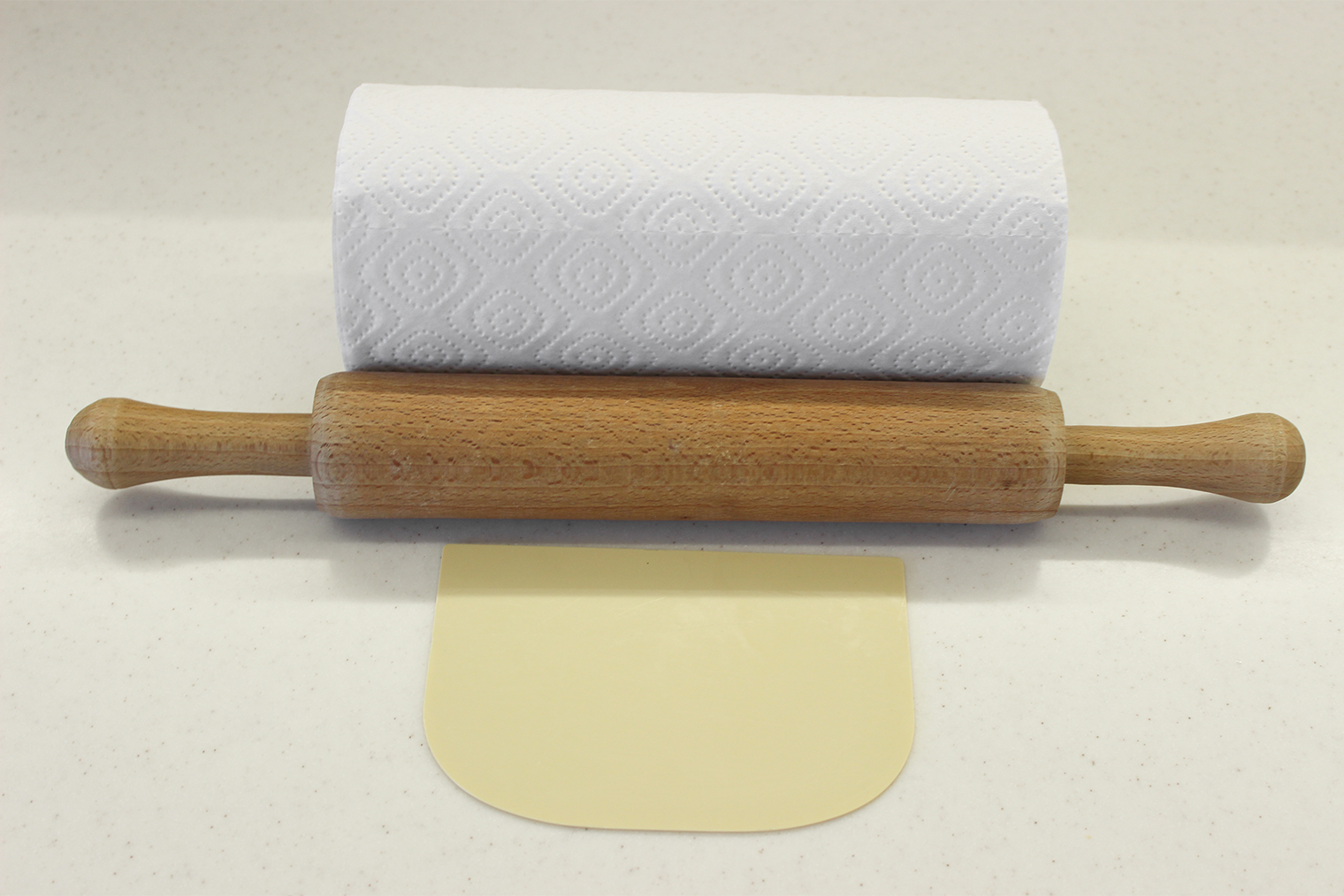 Из инвентаря понадобится скалка, бумажные полотенца и скребок для теста. Глубокая широкая сковорода для фритюра осталась за кадром. Тесто замешиваю в планетарном миксере, но можно обойтись и без него