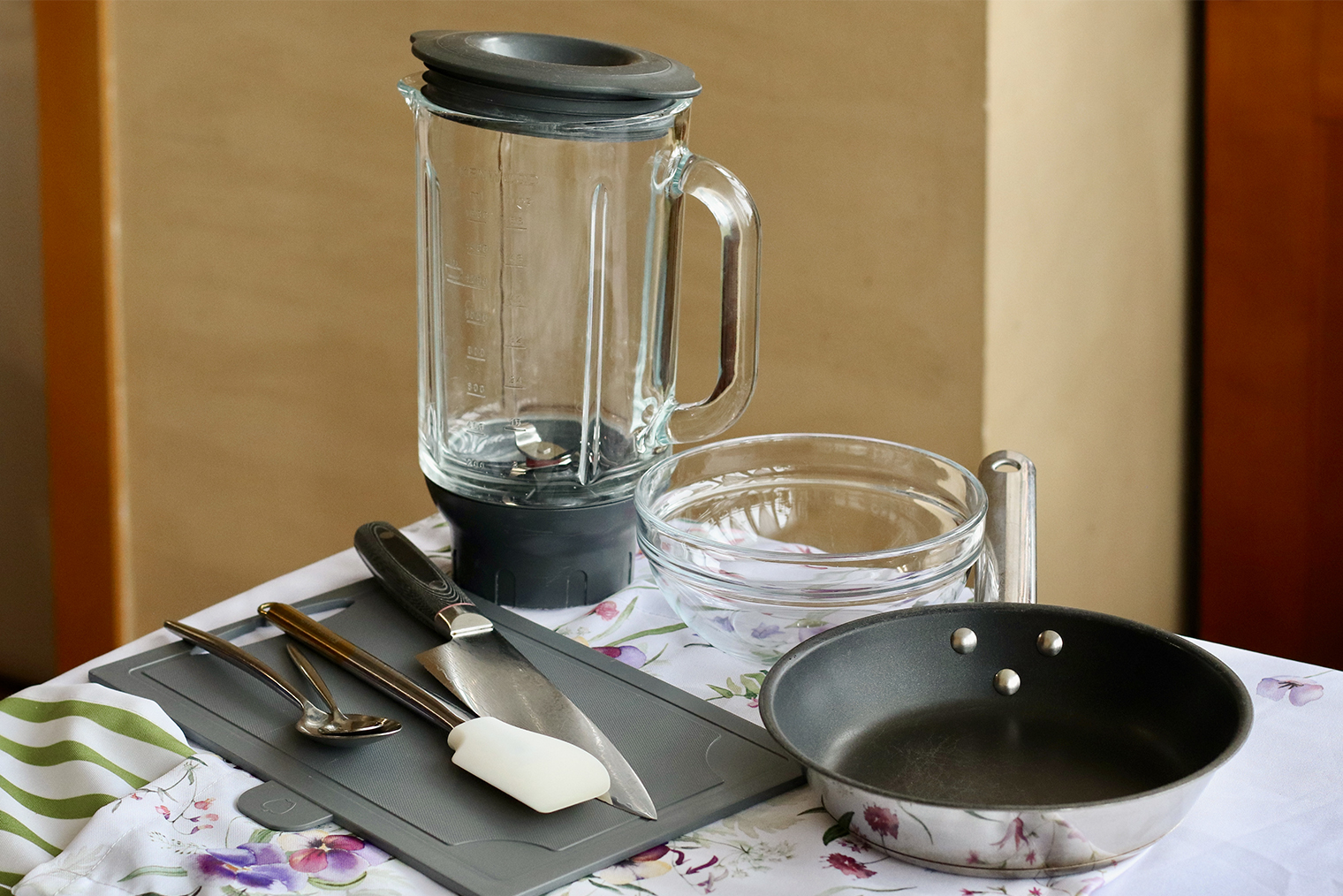 Из инвентаря понадобится стационарный или погружной блендер. Замешивать тесто будем в миске, а готовить на сковороде