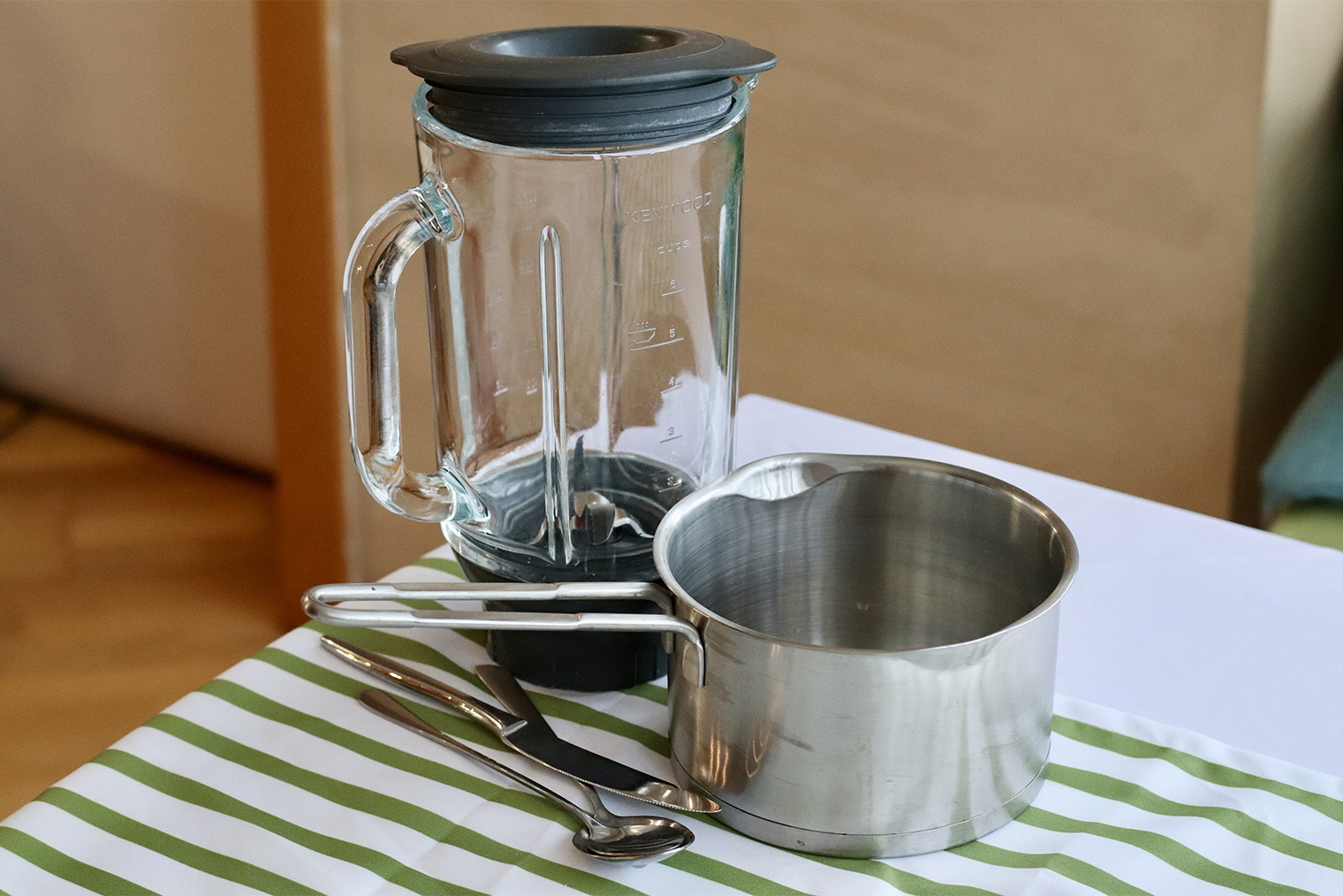 Из инвентаря понадобится блендер — у меня стационарный, но подойдет любой другой. В сотейнике будем заваривать крахмал