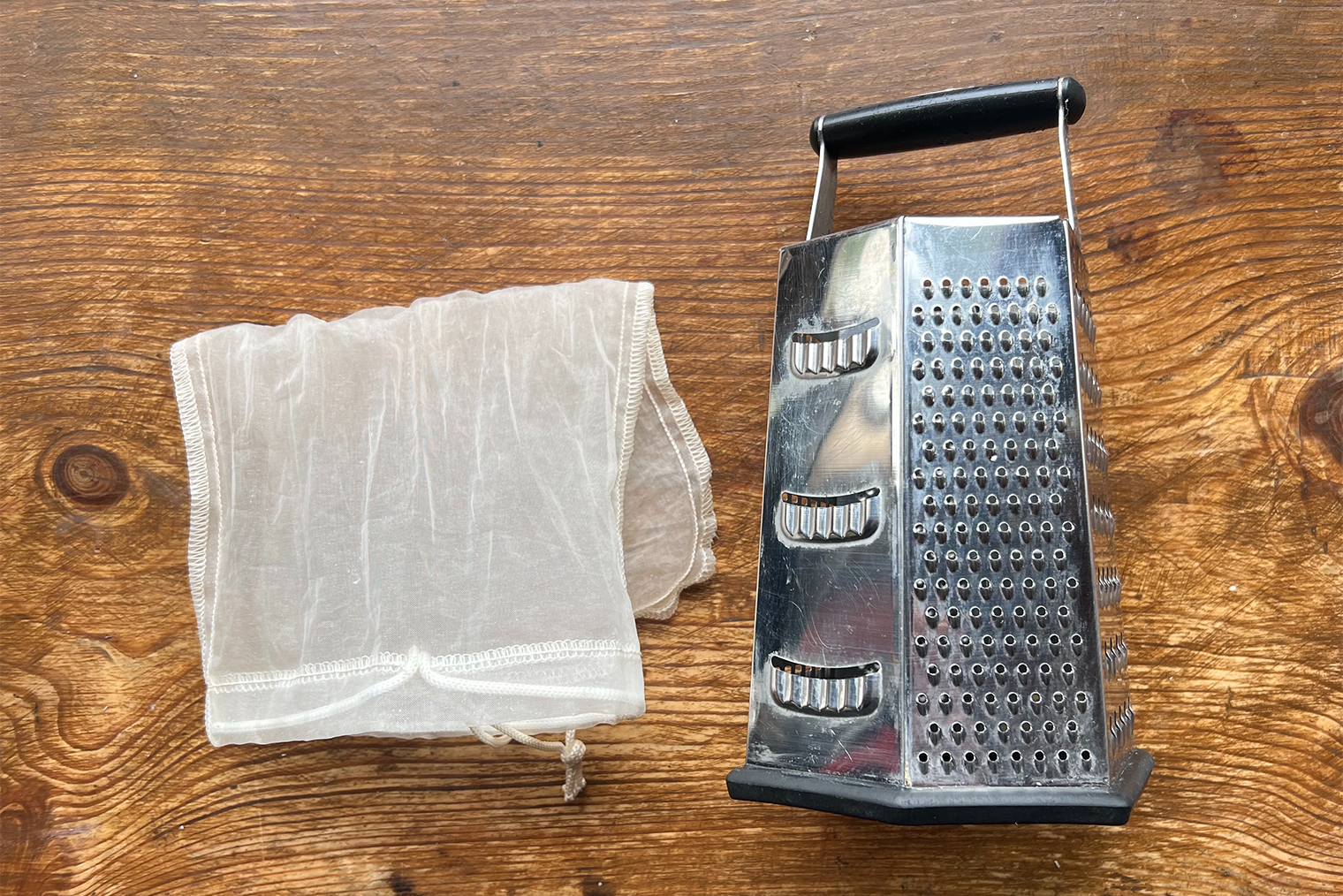 Из инвентаря понадобится мелкая терка. Нужно будет отжать картошку от лишней жидкости — для этого я взяла мешочек для отжима орехового молока. Вместо него подойдет тонкое кухонное полотенце