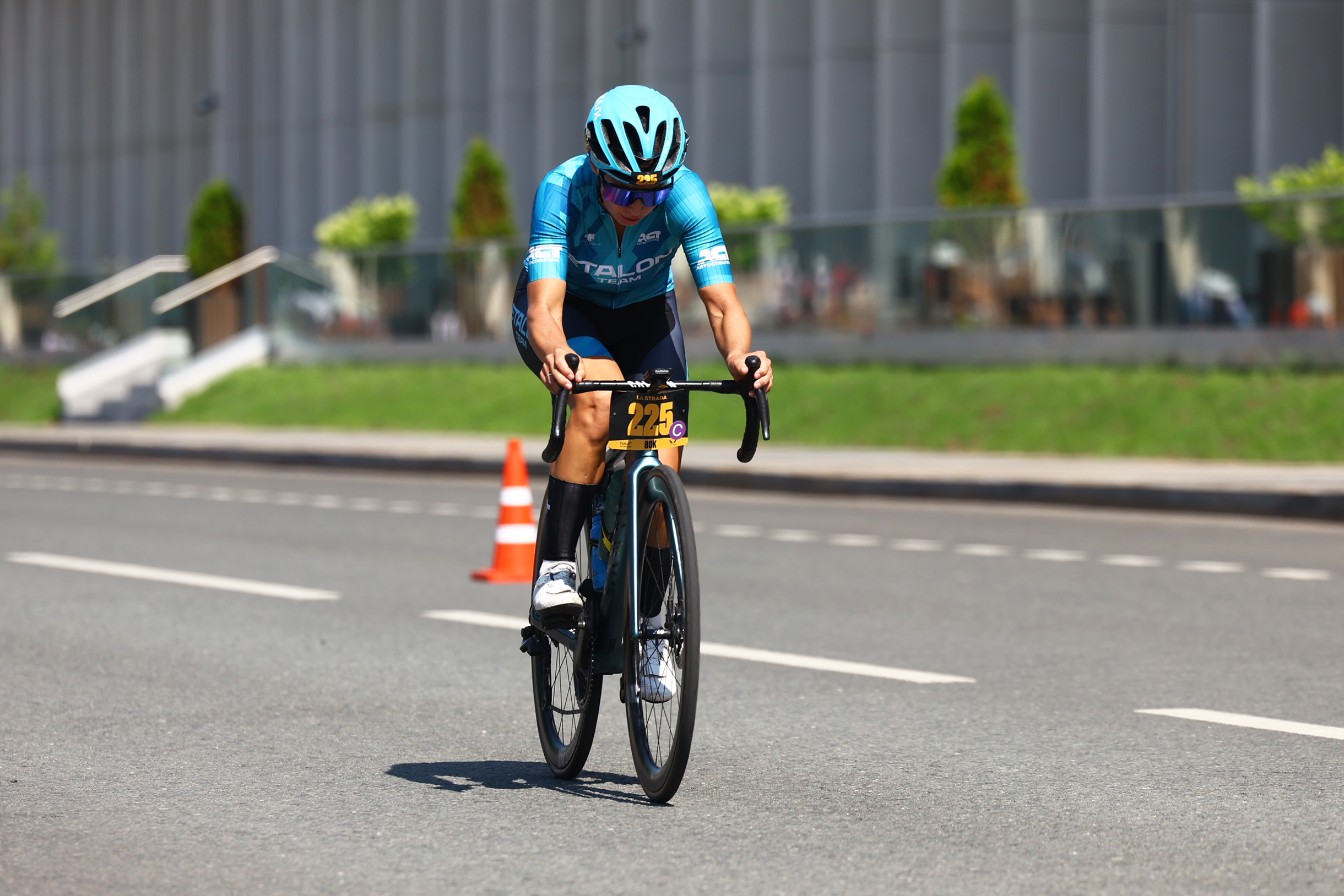 Дарья Правилова на шоссейной велогонке La Strada 2024 в Москве. Источник: photo.heroleague.ru