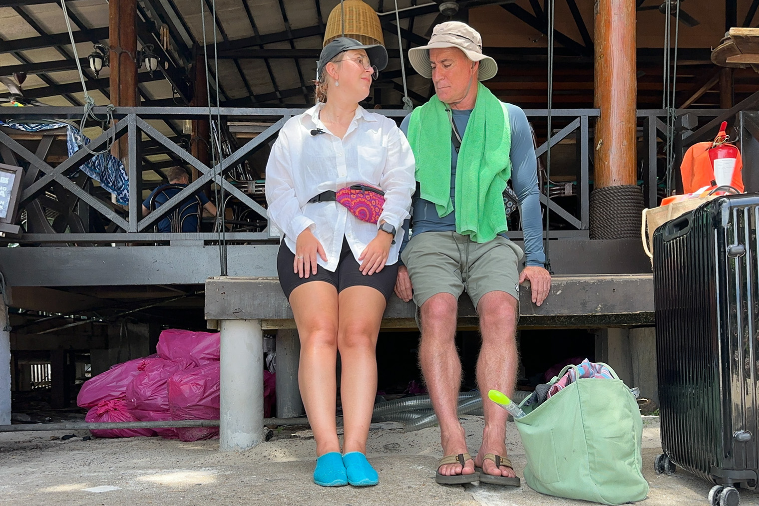 Пока я не зарабатывала, чувствовала ужасные угрызения совести за любые потраченные деньги. Помню, как в первый наш отпуск в Малайзии я зачем-то искала отель подешевле, хотя супруг не ограничивал меня в бюджете. Таким образом я пыталась минимизировать чувство вины. В итоге отель оказался ужасным, и отпуск был испорчен