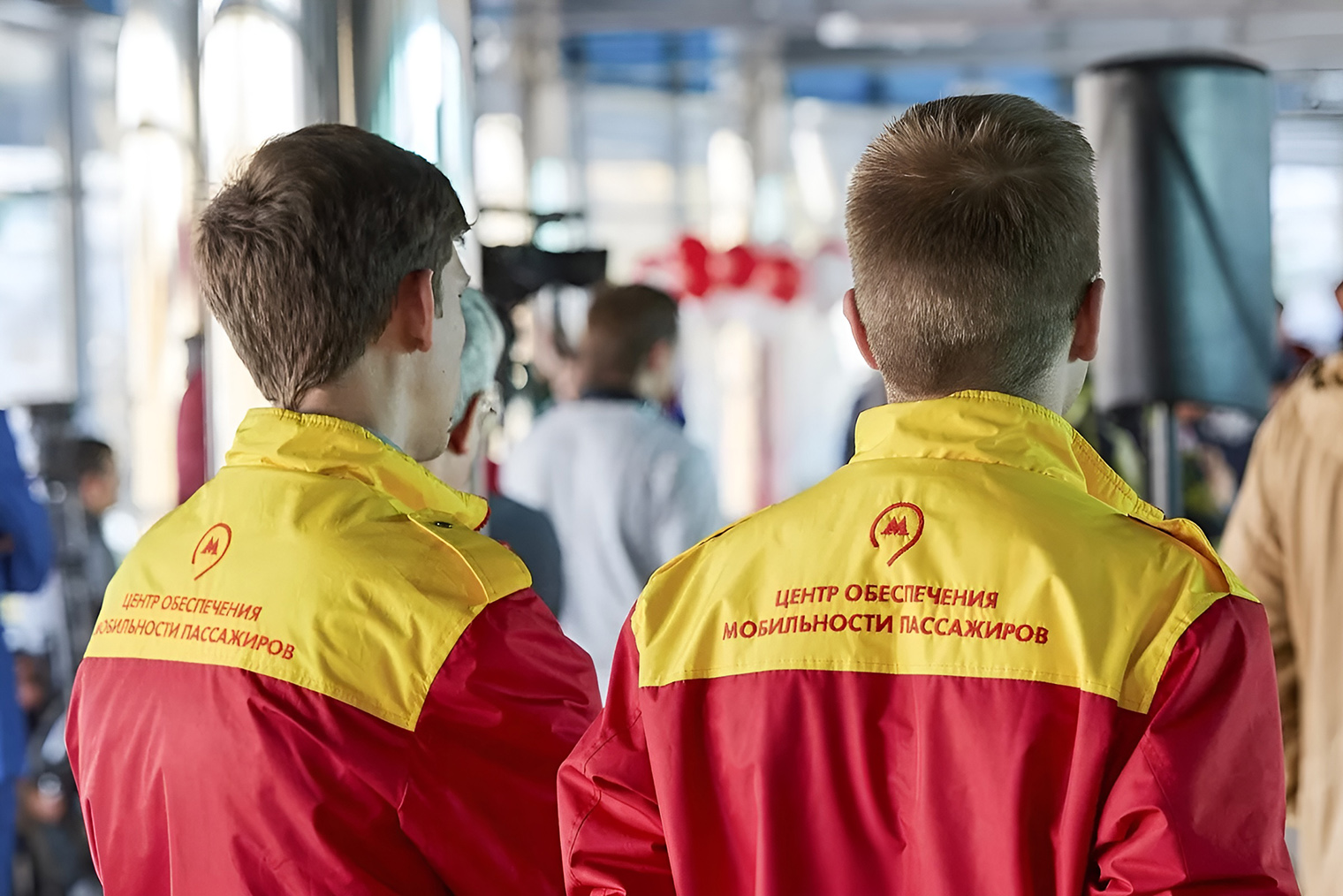 В московском метро пожилым помогут сотрудники в красно-желтой форме. Источник: mos.ru
