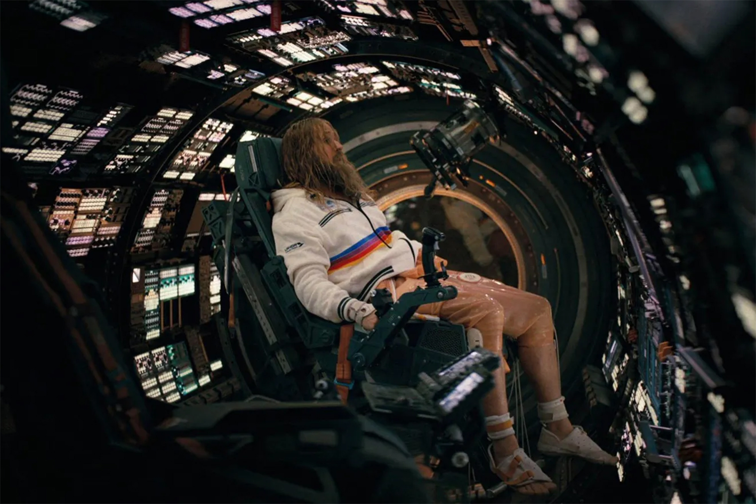 В начале фильма Райан Гослинг больше напоминает Сифона из скетчкома «Наша Russia»