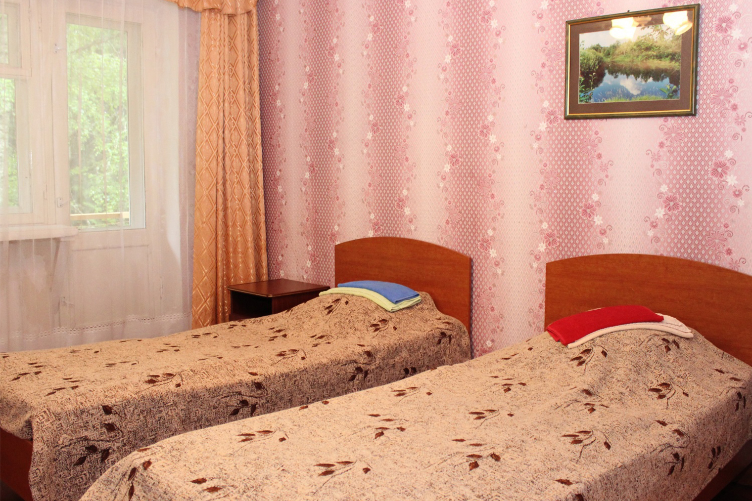 Номера на турбазе скромные, но и их быстро разбирают. Мы забронировали такой номер, потому что накануне кто⁠-⁠то отказался от брони, а мы искали дешевый вариант. © pgtur.ru