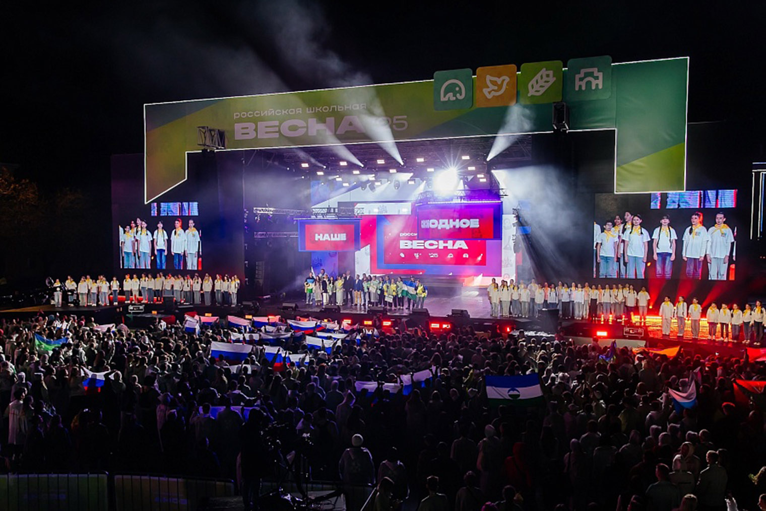 Каждый год для творческих студентов по всей стране проходит фестиваль «Студенческая весна». Там может проявить себя любой желающий: от выступления на сцене до организации события. Источник: studvesna.ruy.ru