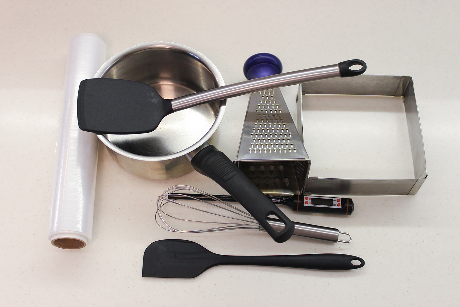 Из инвентаря понадобится сотейник, венчик и кулинарные лопатки. Берите крепкие, чтобы насадка не отвалилась, когда нужно будет мешать плотную массу. Еще пригодится терка, термометр и пищевая пленка. Стабилизировать лукум будем в форме для выпечки — у меня раздвижная с ребром 18 см