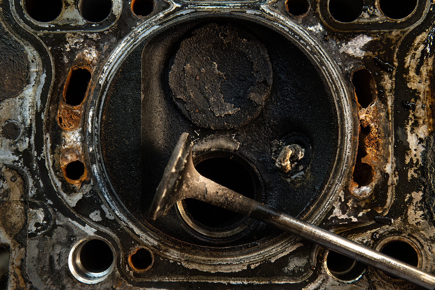 Сильные отложения на камере сгорания и клапанах негативно влияют на работу двигателя: расход топлива возрастает, его узлы изнашиваются быстрее, максимальная скорость и время разгона снижаются. Фотография: Nacho David / Shutterstock / FOTODOM