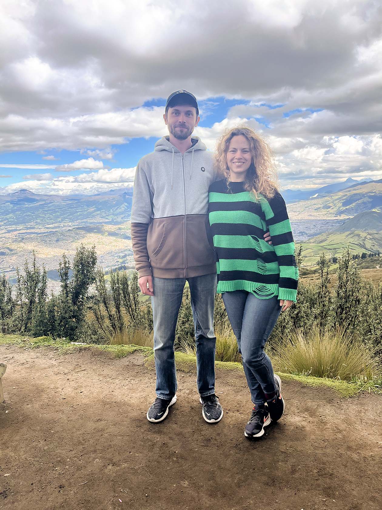 Мы с мужем на высоте 4100 метров, на вулкане Пичинча в Эквадоре