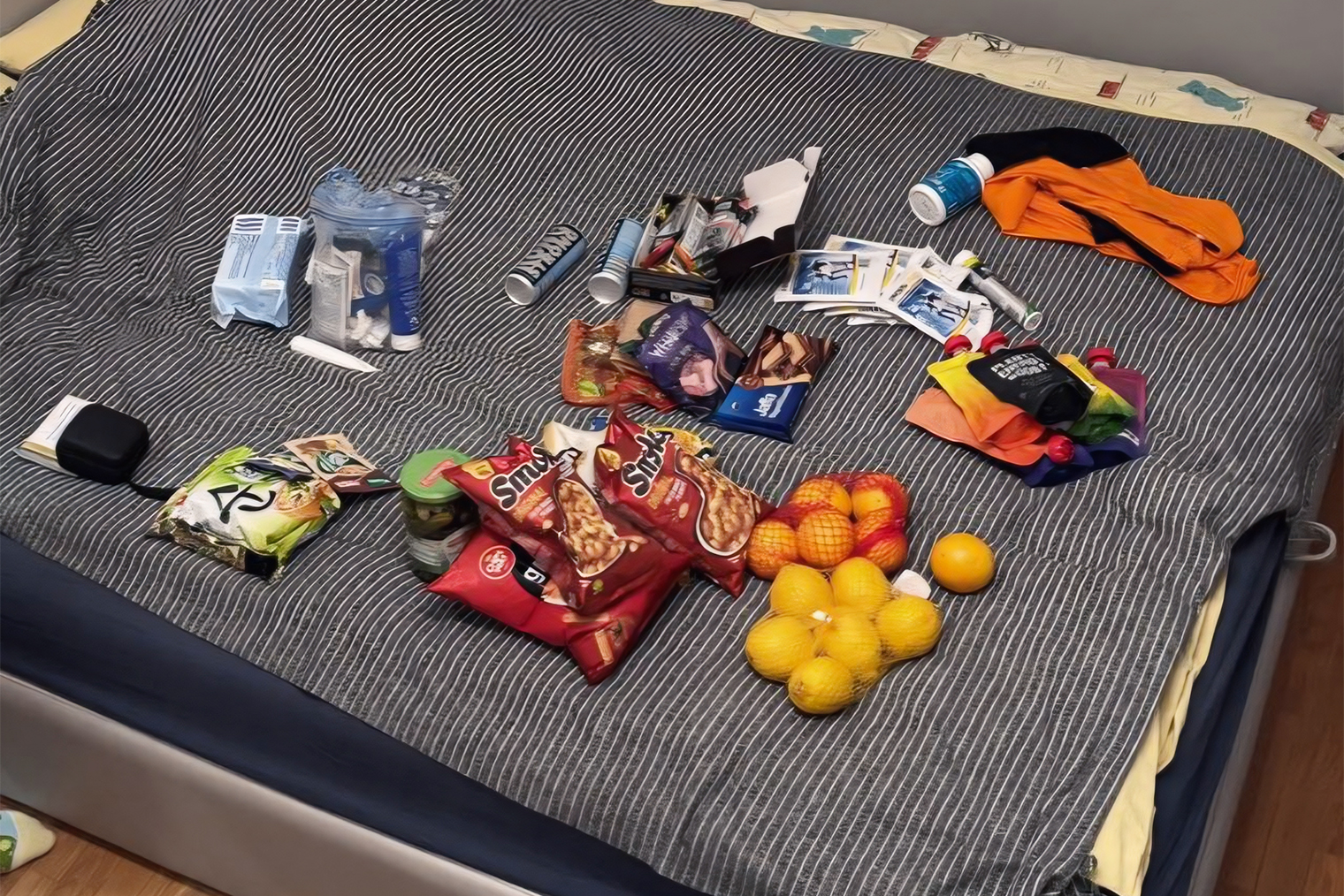 Все, что я взяла с собой из еды, и аптечка