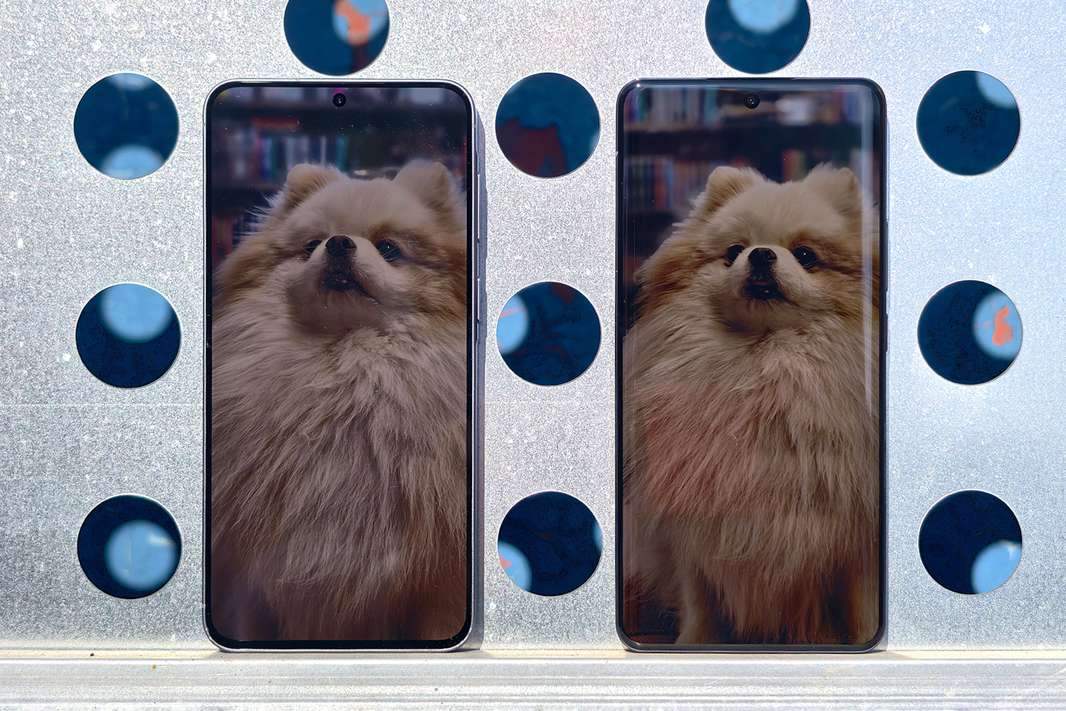 У Samsung экран плоский, а у Realme — скруглен по всем четырем сторонам. Оба дизайна имеют сторонников, но на плоское стекло куда проще подобрать и наклеить защиту