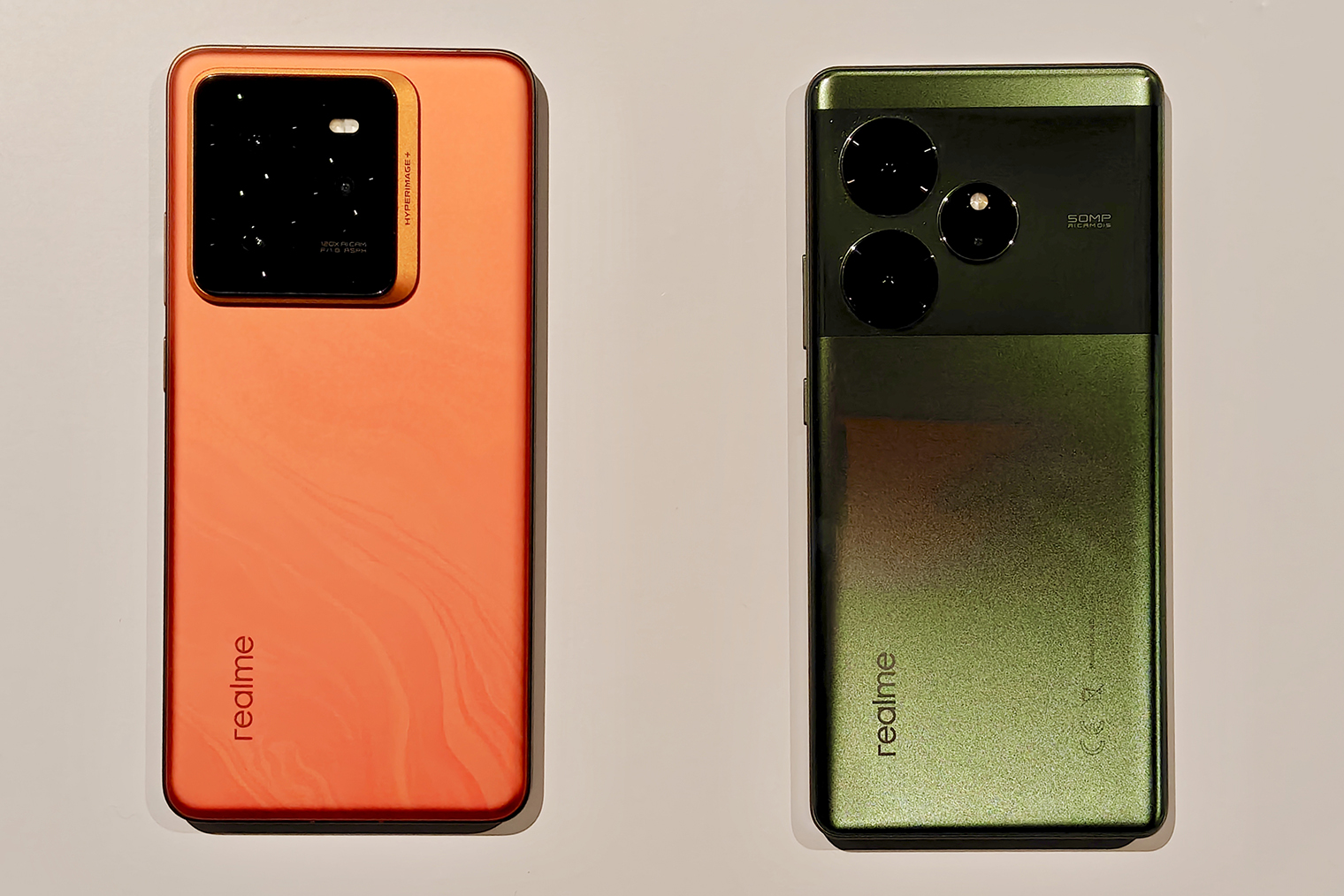 Слева — Realme GT7 Pro. Его легко узнать по матовому корпусу и блоку камер под общим стеклом. Справа — Realme GT 6