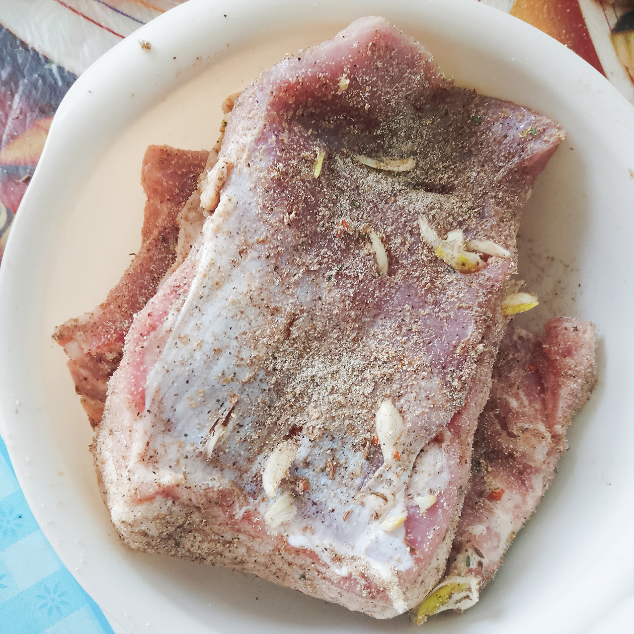 К чесноку можно добавить кусочки моркови. По-моему, на вкус это влияет мало, но на разрезе будут красивые оранжевые вкрапления