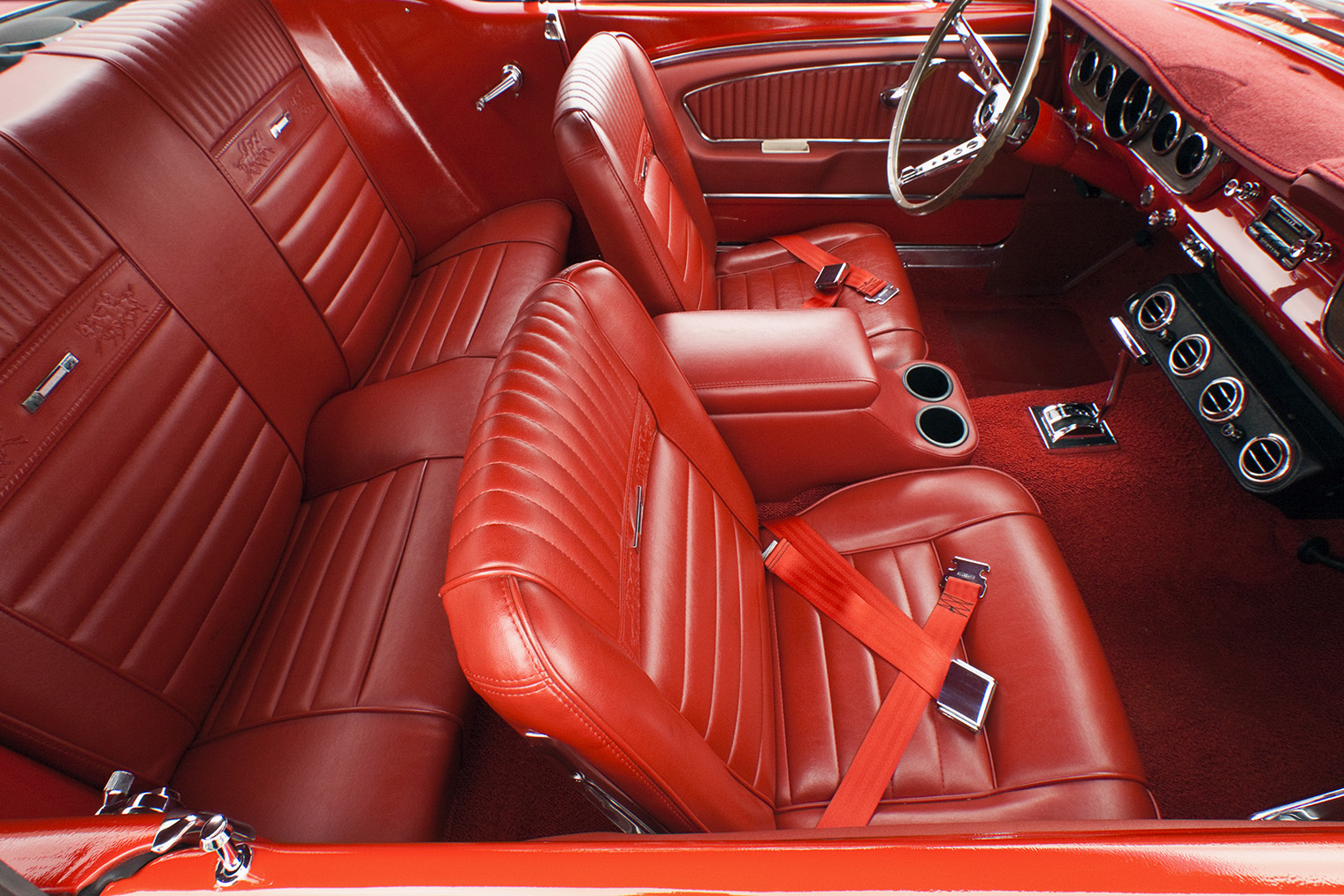 Двухточечные ремни на классическом Ford Mustang шестидесятых годов. Фотография: GTS Productions / Shutterstock / FOTODOM