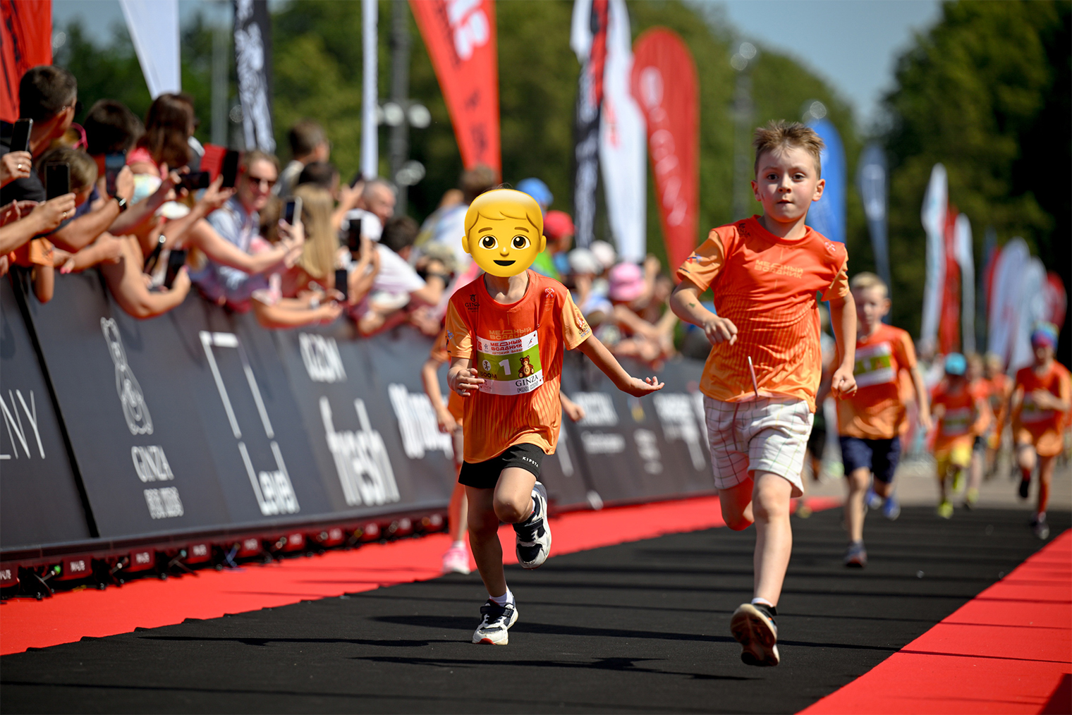 Детский забег в рамках «Медного всадника», Макс на переднем плане