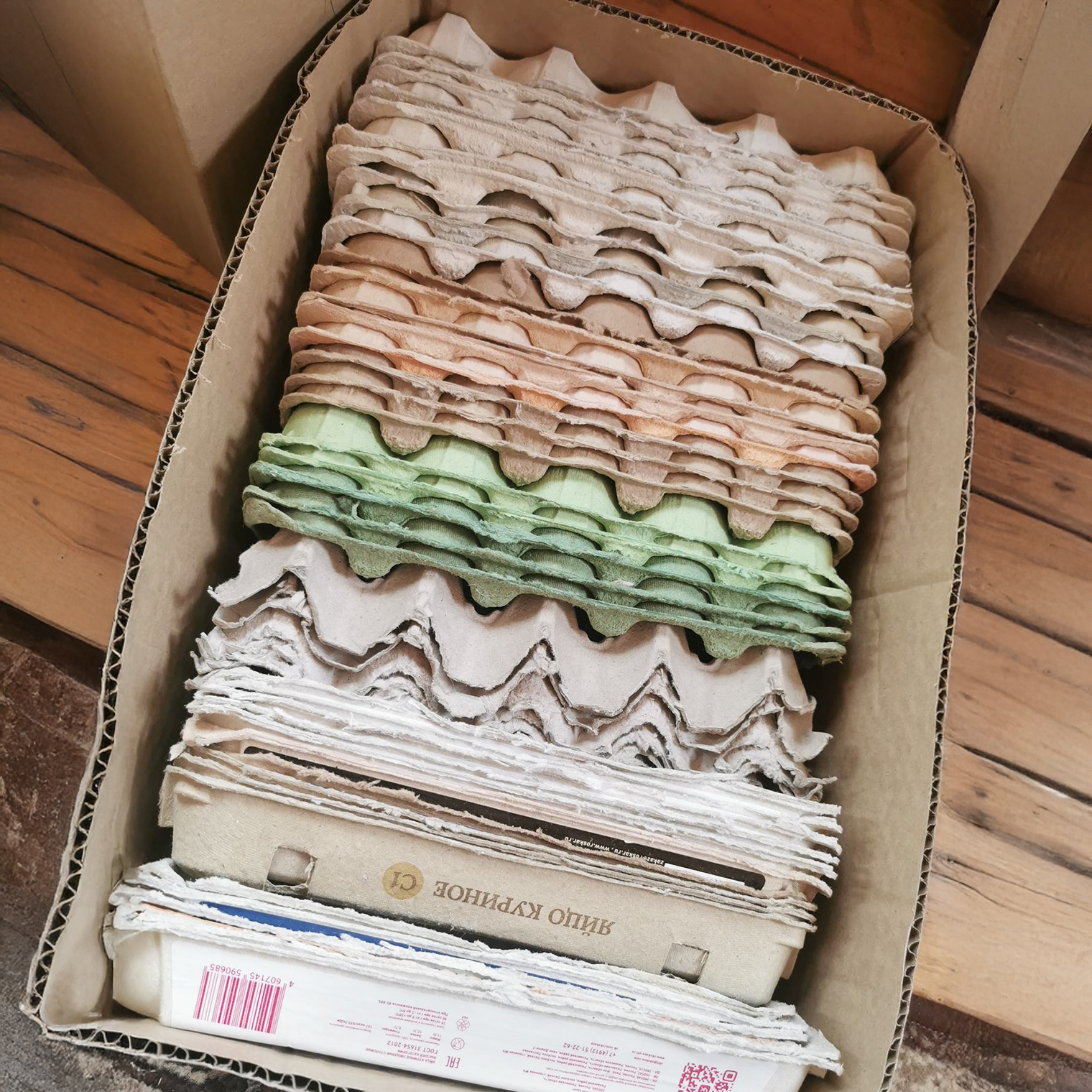 На этом фото у меня недостаточно лотков для когтеточки, но позже я их дособирала, получилось прилично