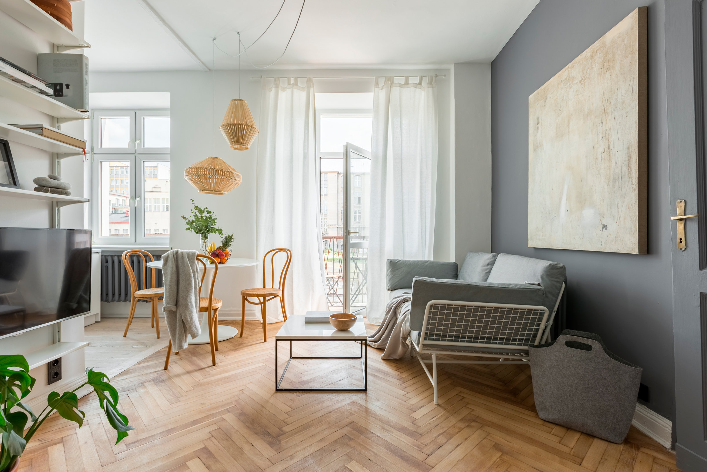 Типичная скандинавская гостиная: оттенки серого и дерева, светлые стены и преимущественно белая мебель. Фотография: Dariusz Jarzabek / Shutterstock / FOTODOM